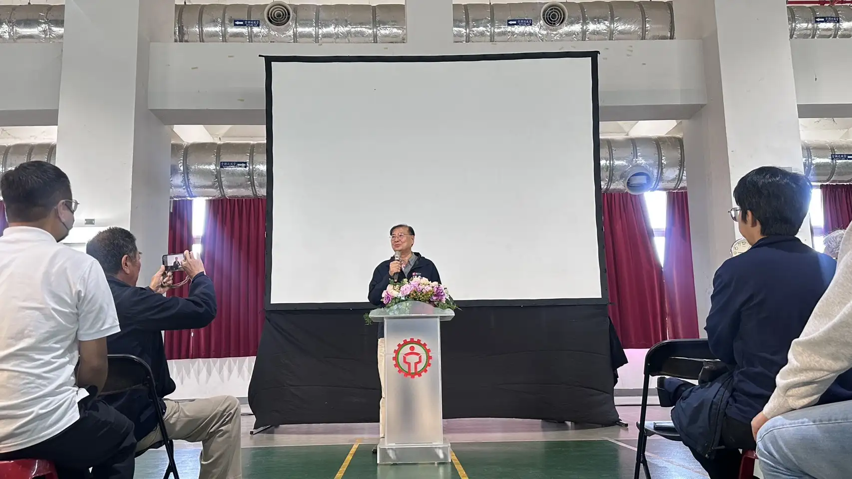 高雄市勞工局舉行115年第一梯次職業訓練班開訓典禮，局長江健興致詞勉勵學員把握學習機會，培養專業技能，為未來就業做好準備。