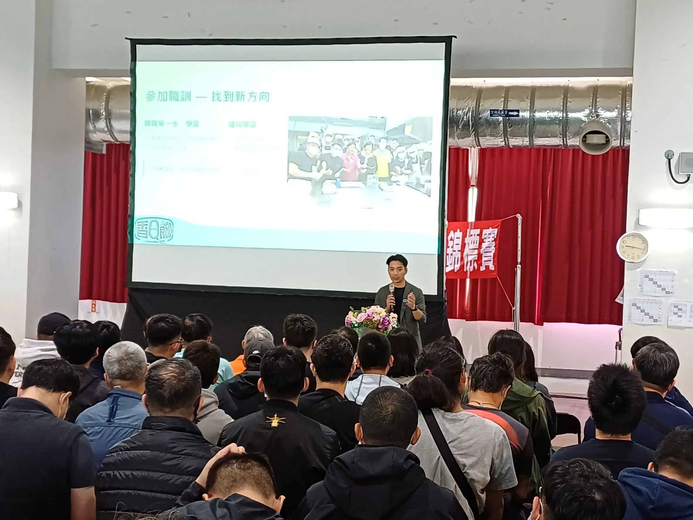 職訓班結訓學員李明憲於開訓典禮分享受訓與創業經驗，鼓勵學員勇於學習、開創人生新方向。（勞工局提供）