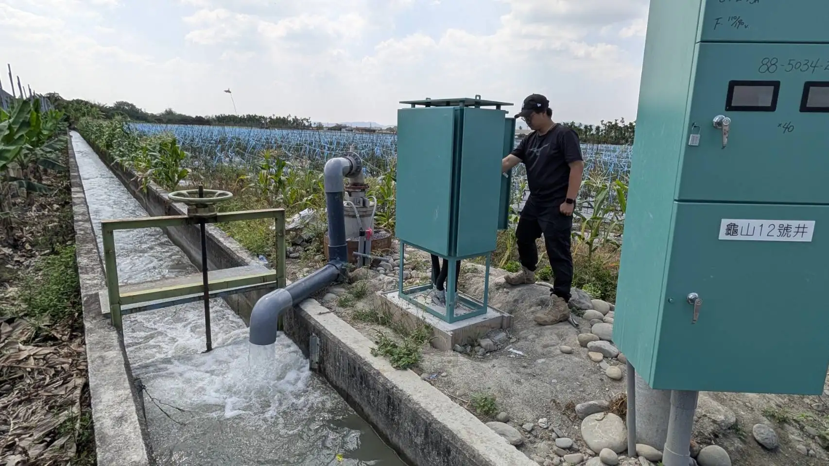 農水署高雄管理處成立旱災緊急應變小組，啟動新設水井與輪灌等多元水源調度措施，穩定美濃地區農田灌溉。（農水署高雄處提供）