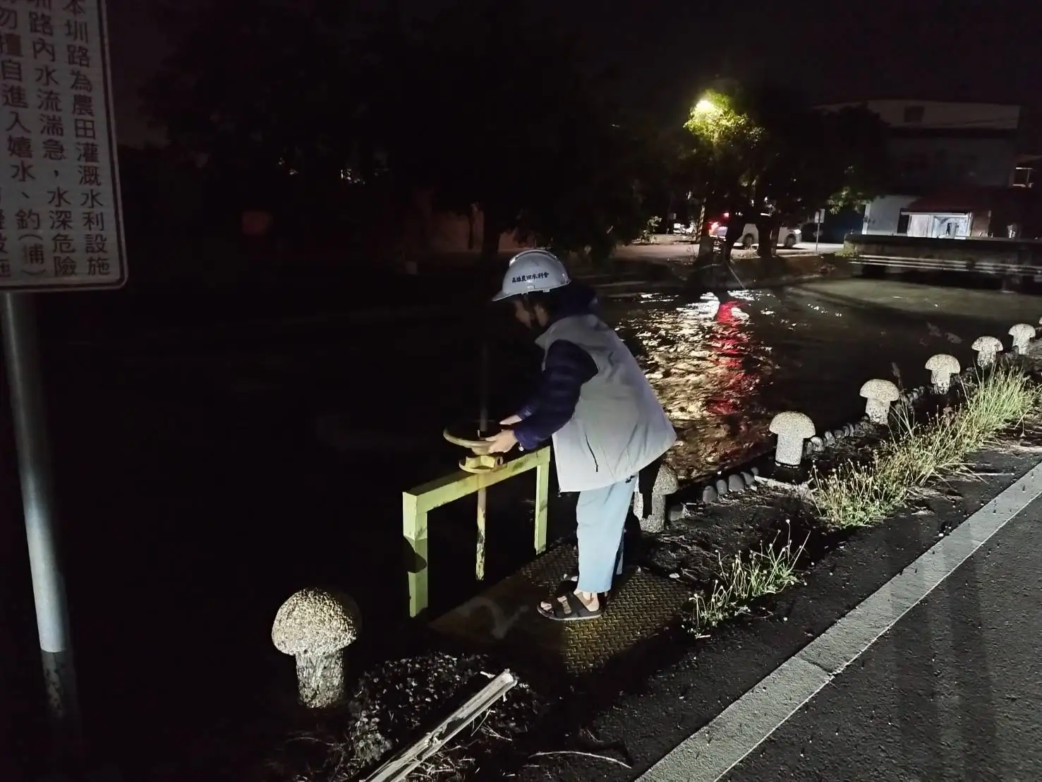 農水署高雄管理處成立旱災緊急應變小組，啟動新設水井與輪灌等多元水源調度措施，穩定美濃地區農田灌溉。（農水署高雄處提供）