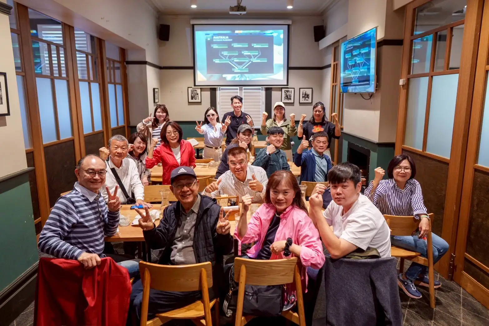 高雄市議會城市交流參訪團在澳洲墨爾本參訪國際賽事運作，並手作應援看板跨海為世界棒球經典賽台灣隊加油。（高雄市議會提供）