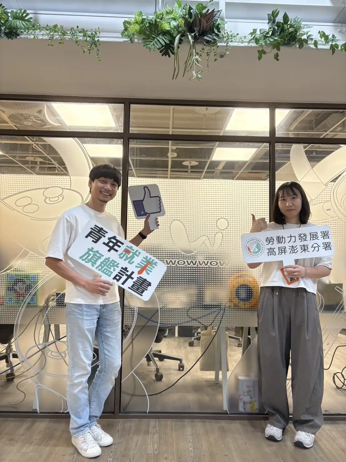 青年琬菁（右）透過勞動部勞動力發展署高屏澎東分署推動的「青年就業旗艦計畫」，加入哇哇科技接受職場培訓，在導師制度與工作崗位訓練協助下，成功從日文專才轉型為遊戲產業企劃人員。