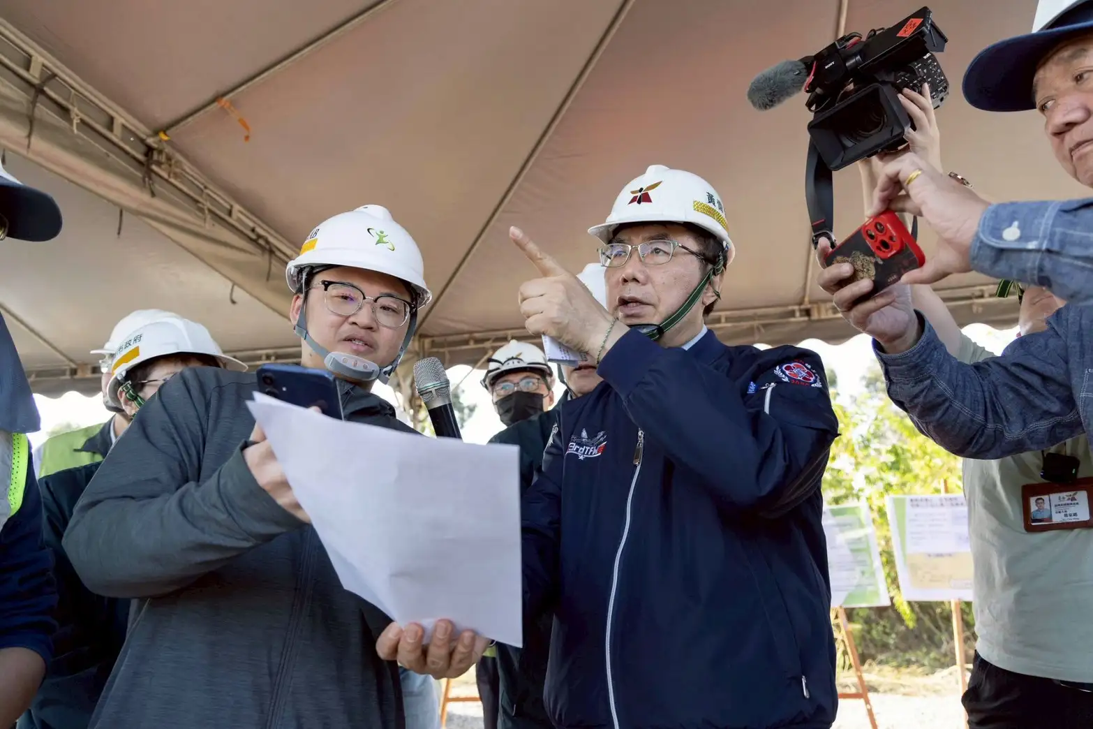 臺南市長黃偉哲日前前往工程現場勘查，了解建築工程土方調度及管理情形。（圖／臺南市政府提供）