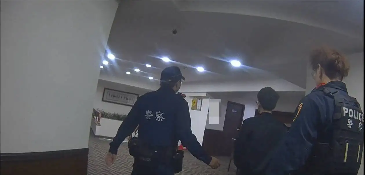 警方深夜巡邏時於郵局前盤查一名外籍男子，發現其持有多張金融卡形跡可疑，經調查確認涉及詐騙金流提領，警方依詐欺及洗錢防制法將其逮捕並移送法辦。