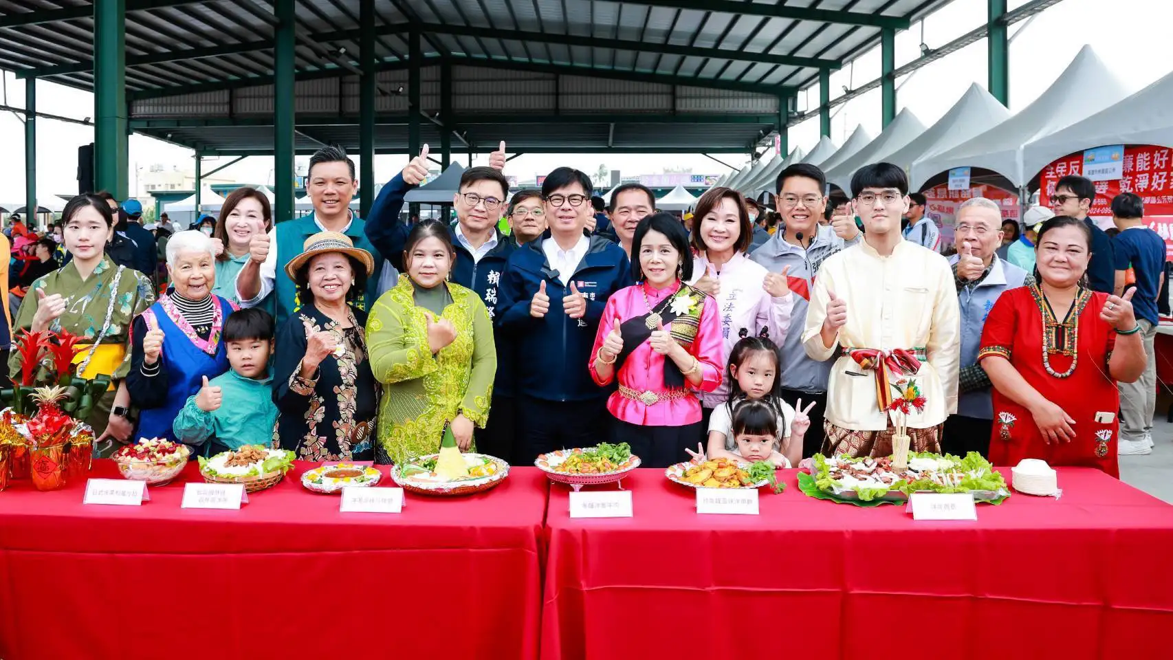 林園洋蔥節7日上午在林園夜市熱鬧登場，市長陳其邁與多位立委、議員、地方里長及中油、台電等企業代表共同為活動揭幕。（圖/高雄市政府提供）