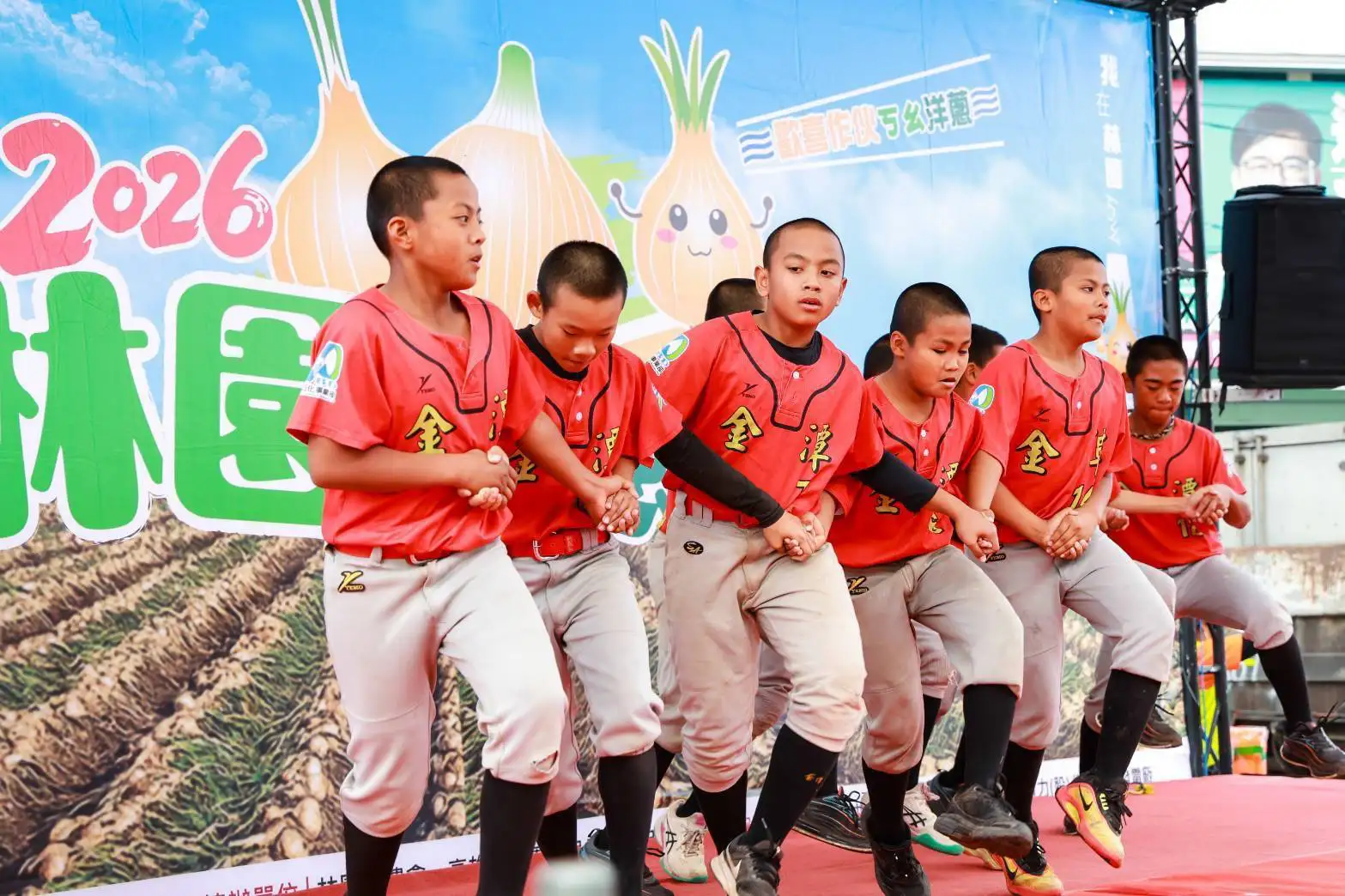 林園洋蔥節活動現場安排學童表演，展現青春活力與在地特色。（圖/高雄市政府提供）