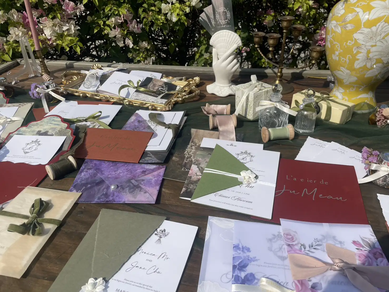 朱莫婚禮品牌展示多款風格婚禮邀請卡，從經典優雅到現代簡約，呈現婚禮整體美學規劃與細緻質感。(圖/記者林怡孜攝)