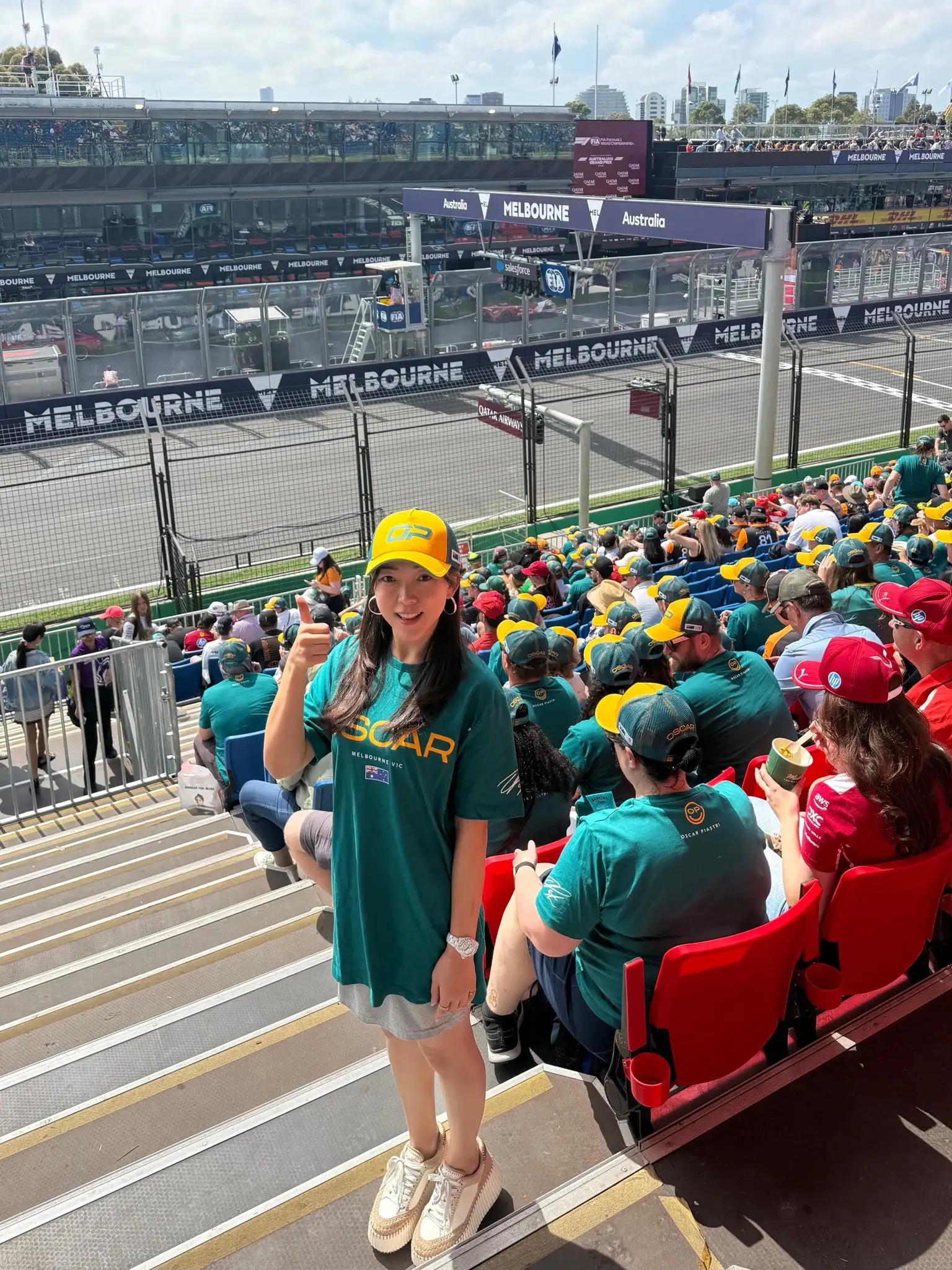 今年F1賽事在澳洲舉行，高雄市議員白喬茵表示，除了穿上別國車隊車服為地主隊加油，也提醒自己回國後更要督促道路平整度。（取自白喬茵臉書）