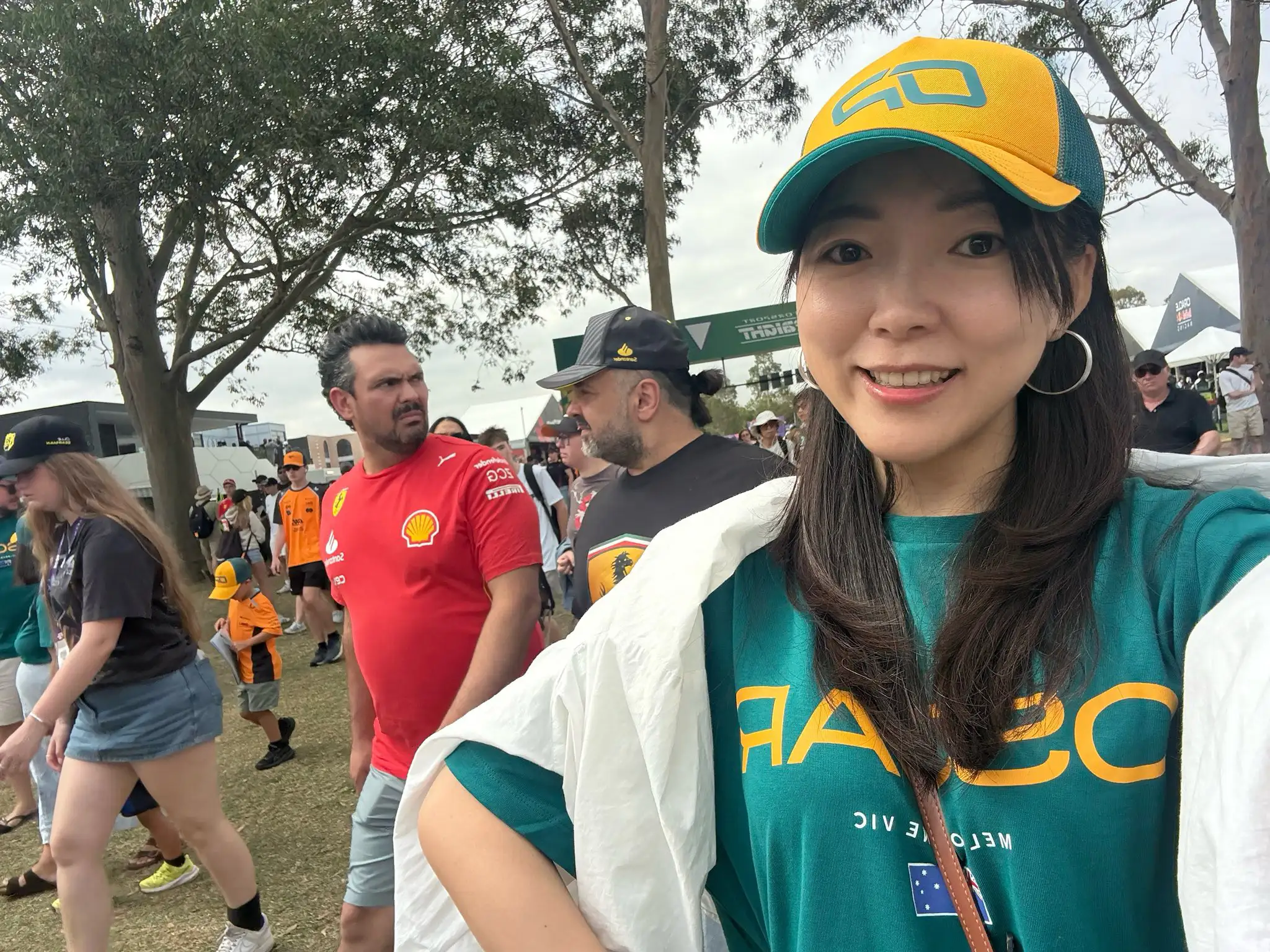 今年F1賽事在澳洲舉行，高雄市議員白喬茵表示，除了穿上別國車隊車服為地主隊加油，也提醒自己回國後更要督促道路平整度。（取自白喬茵臉書）