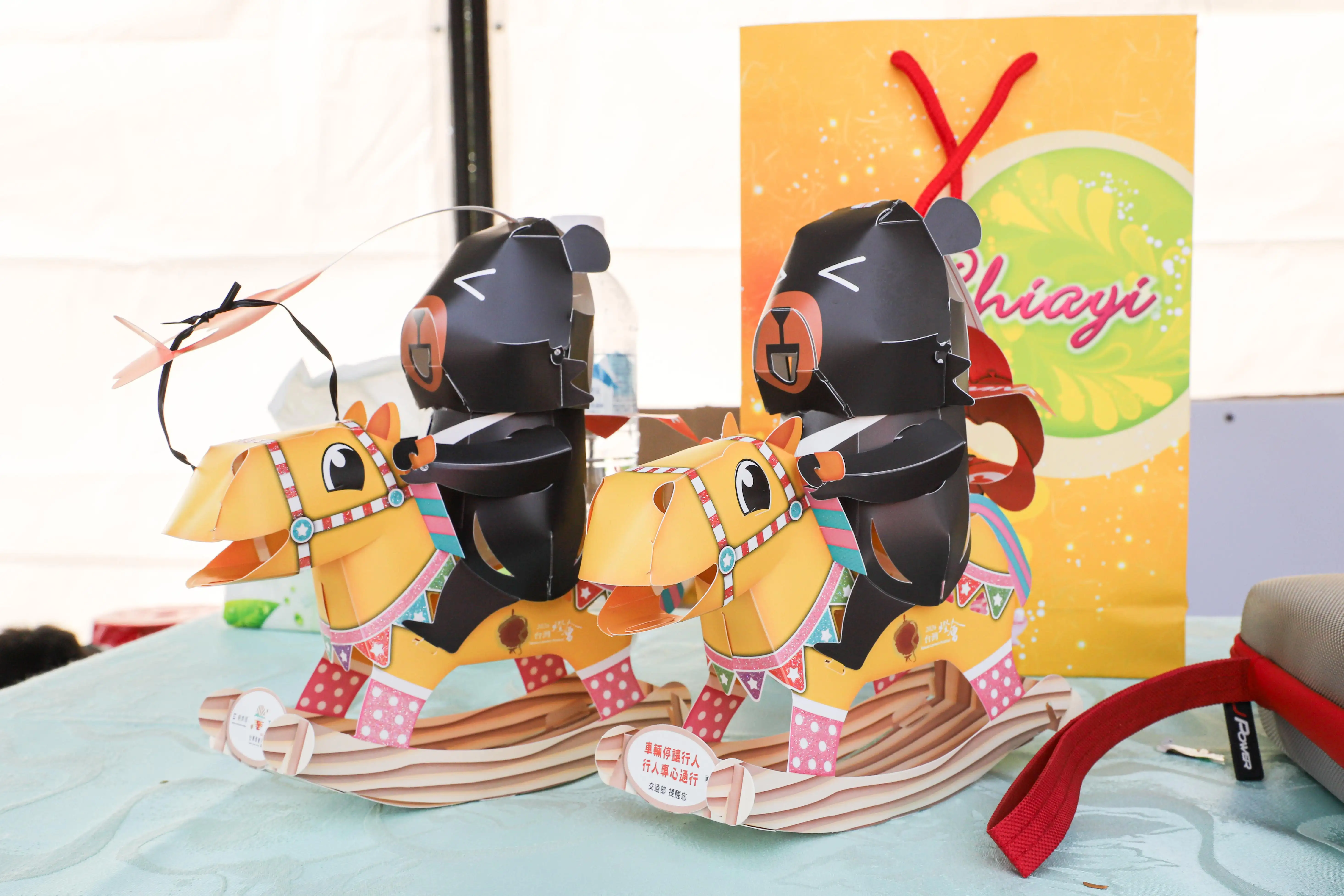 台灣燈會小提燈「喔熊馬抵嘉」亮相，以觀光署吉祥物喔熊騎在搖搖木馬上的造型呈現，造型童趣可愛，成為燈會人氣紀念品。(圖/嘉義縣政府提供)