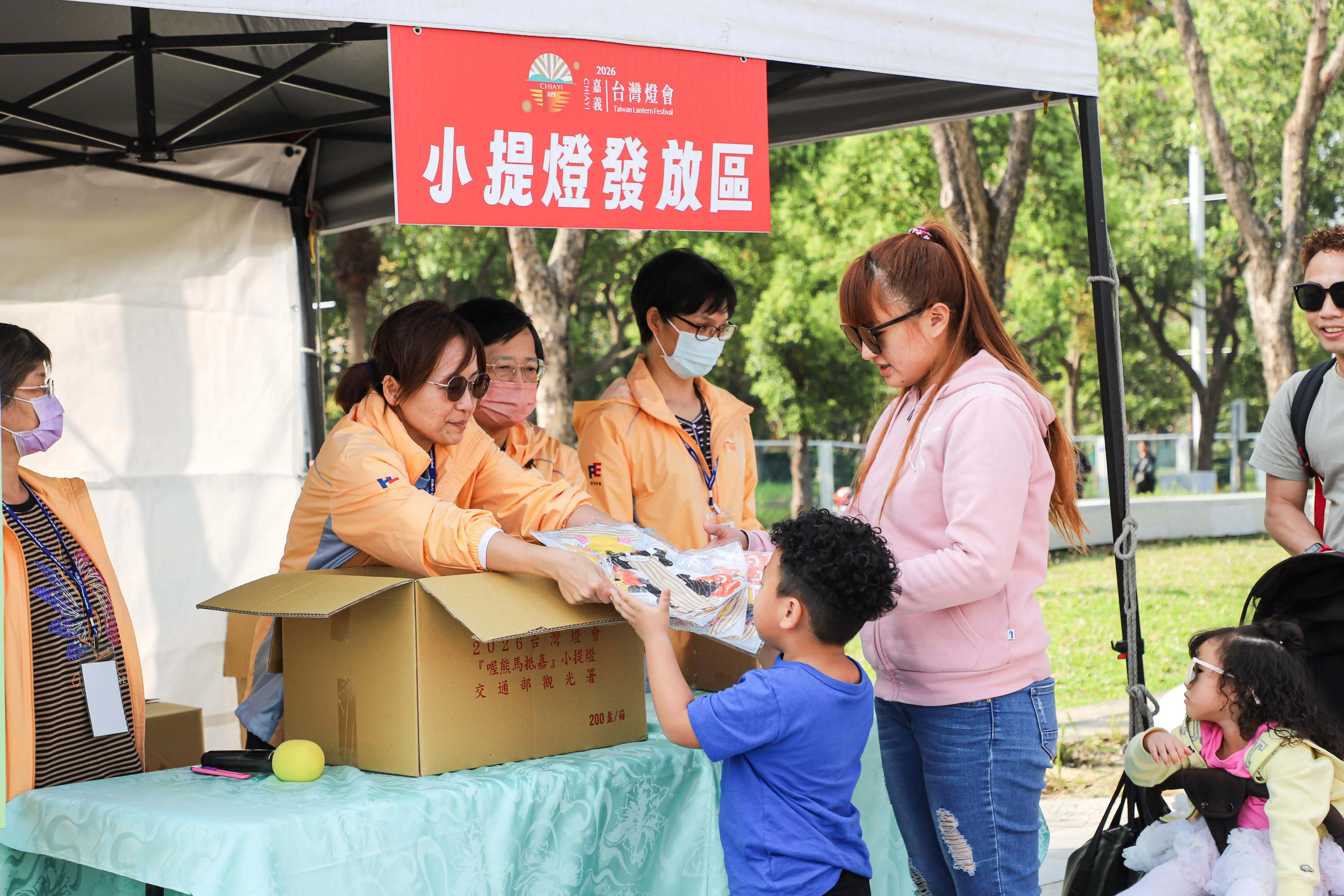 台灣燈會小提燈「喔熊馬抵嘉」於主燈區附近設置發放區，每日下午3點限量發送，吸引民眾排隊領取。(圖/嘉義縣政府提供)