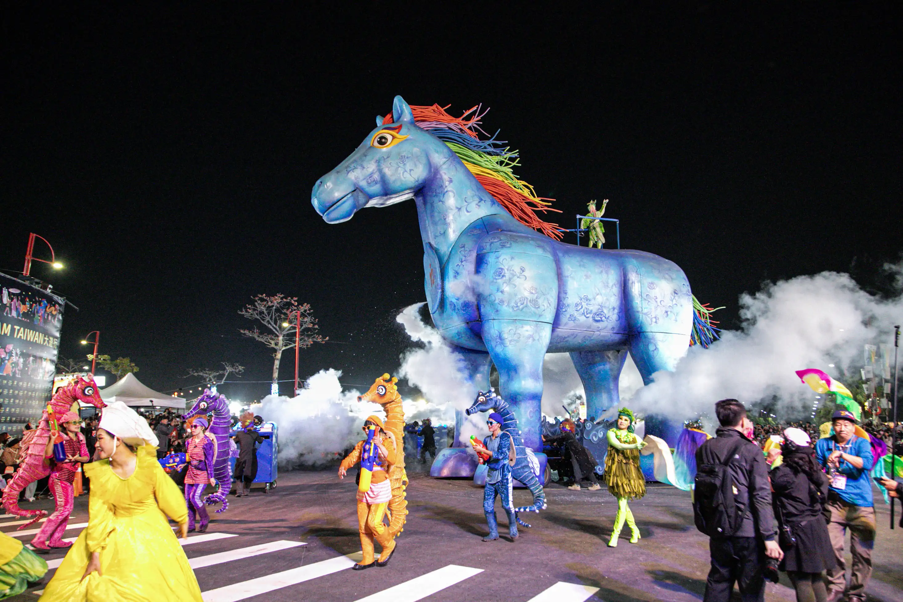 紙風車劇團「雨馬」亮相台灣燈會TEAM TAIWAN大遊行，巨型裝置與街頭表演結合，展現嘉義燈會熱鬧氣氛。(圖/嘉義縣政府提供)
