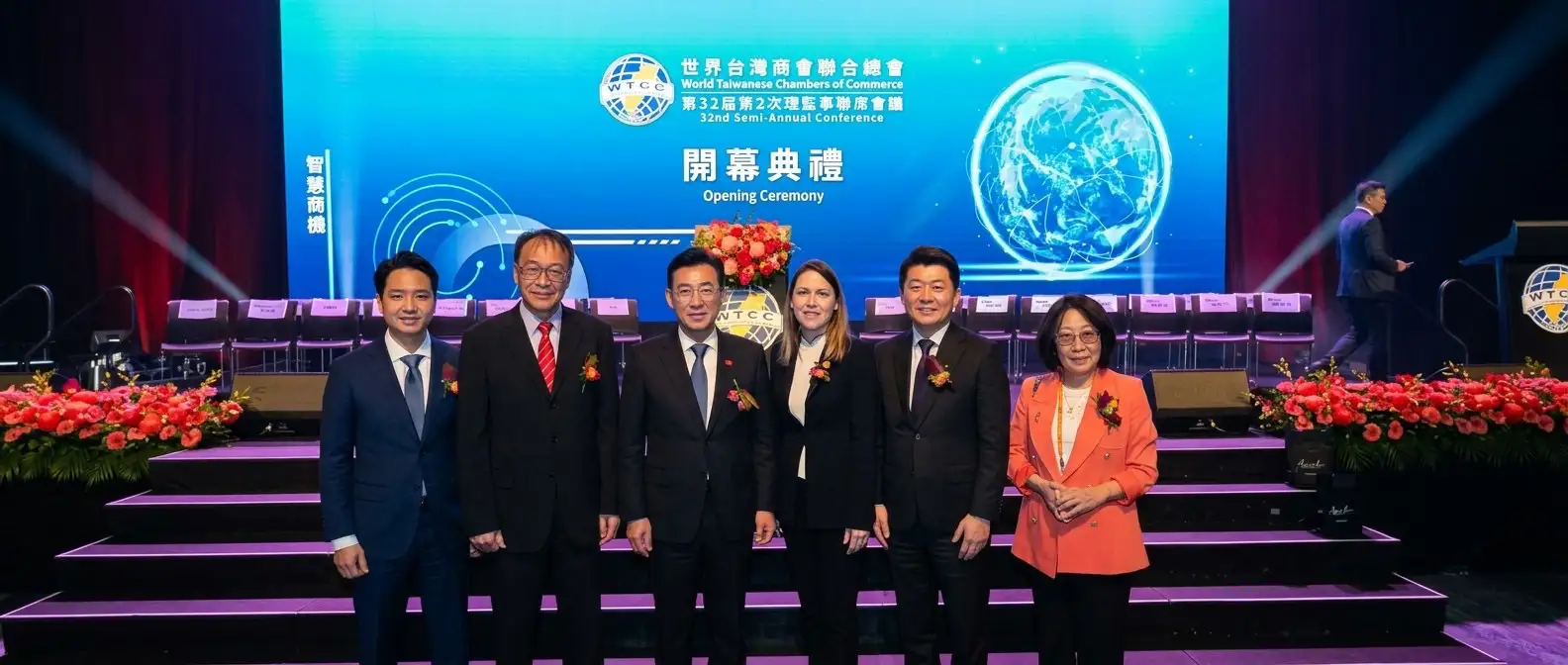 高雄市議長康裕成率城市交流參訪團訪問澳洲，8日晚間出席於雪梨國際會議中心舉行的歡迎晚宴，與來自全球各地的台商代表交流互動。（圖/高雄市議會提供）