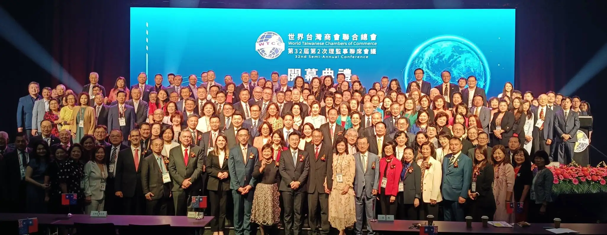 高雄市議長康裕成率城市交流參訪團訪問澳洲，8日晚間出席於雪梨國際會議中心舉行的歡迎晚宴，與來自全球各地的台商代表交流互動。（圖/高雄市議會提供）