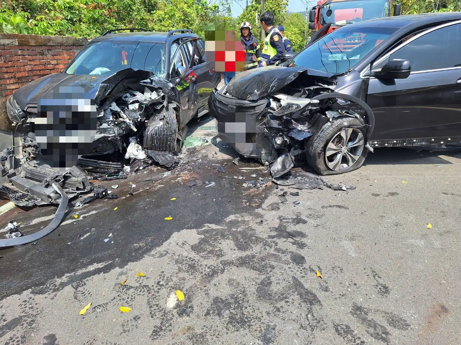 嘉義縣番路鄉嘉126-2線8日中午發生自小客車對撞事故，造成1死多傷，警方到場處理並釐清肇事原因。(圖/中埔分局提供))