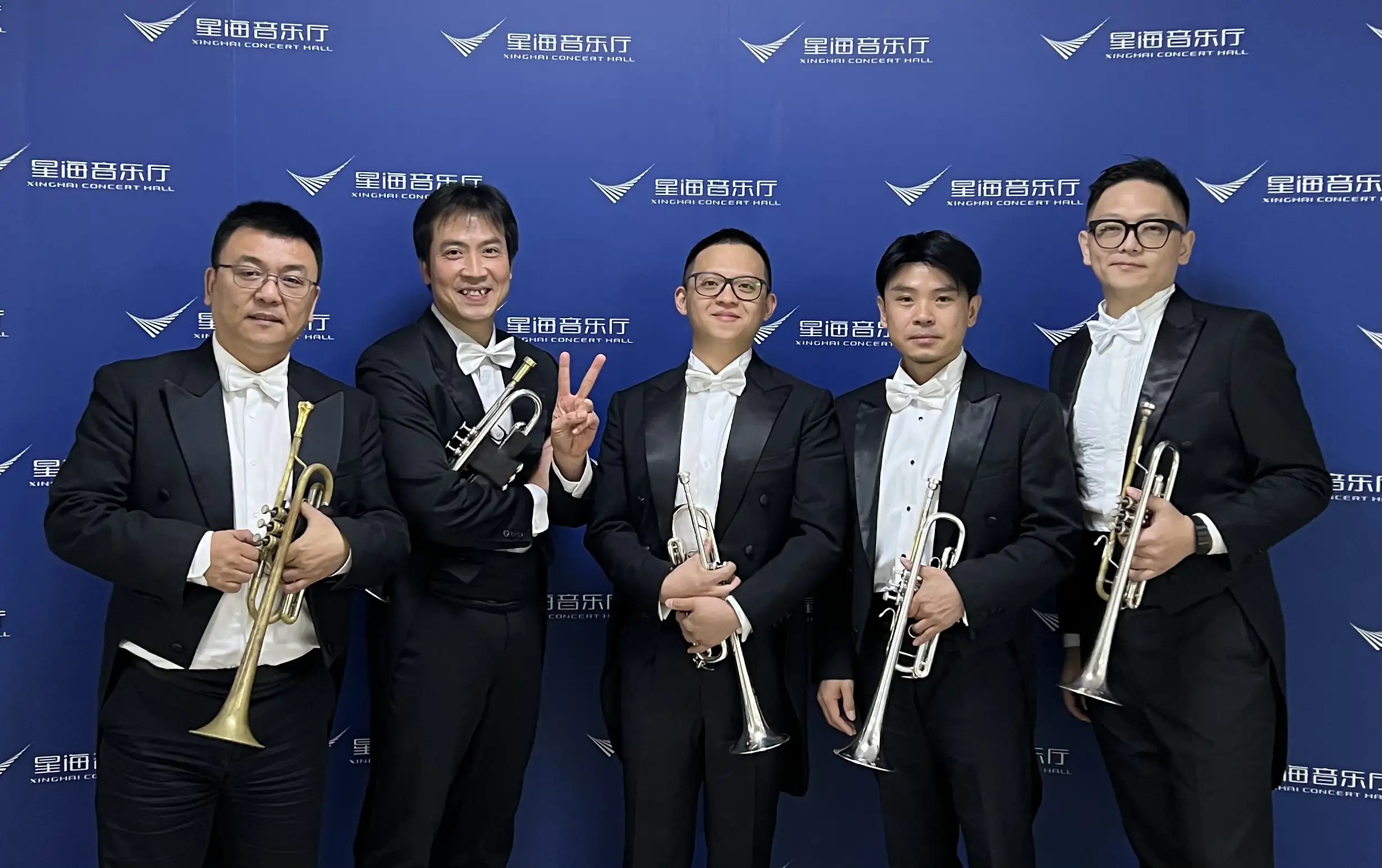 台灣小號演奏家楊捷（左一）加入廣州交響樂團後，與樂團銅管聲部成員於演出後合影。(記者楊婉攝)