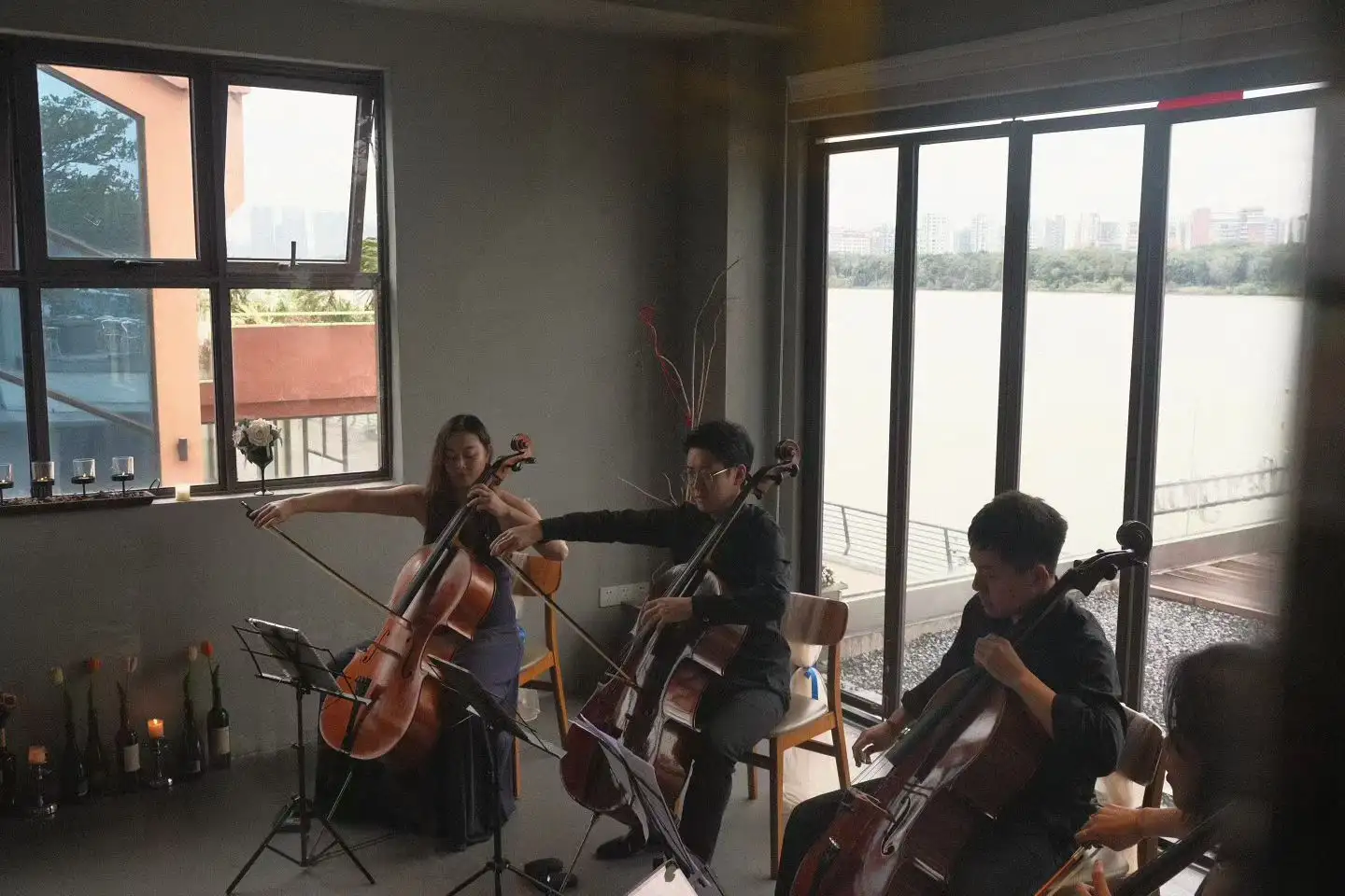 楊捷在Afterglow西餐廳舉辦音樂沙龍，打造結合音樂與餐飲的文化空間。(記者楊婉攝)