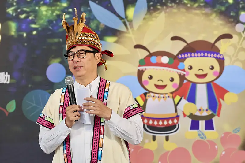 今年「那瑪夏賞螢暨水蜜桃季」將於三月廿日至四月卅日登場，市長陳其邁十日出席於四維行政中心府前廣場舉辦的推廣活動。（圖/高雄市府提供）