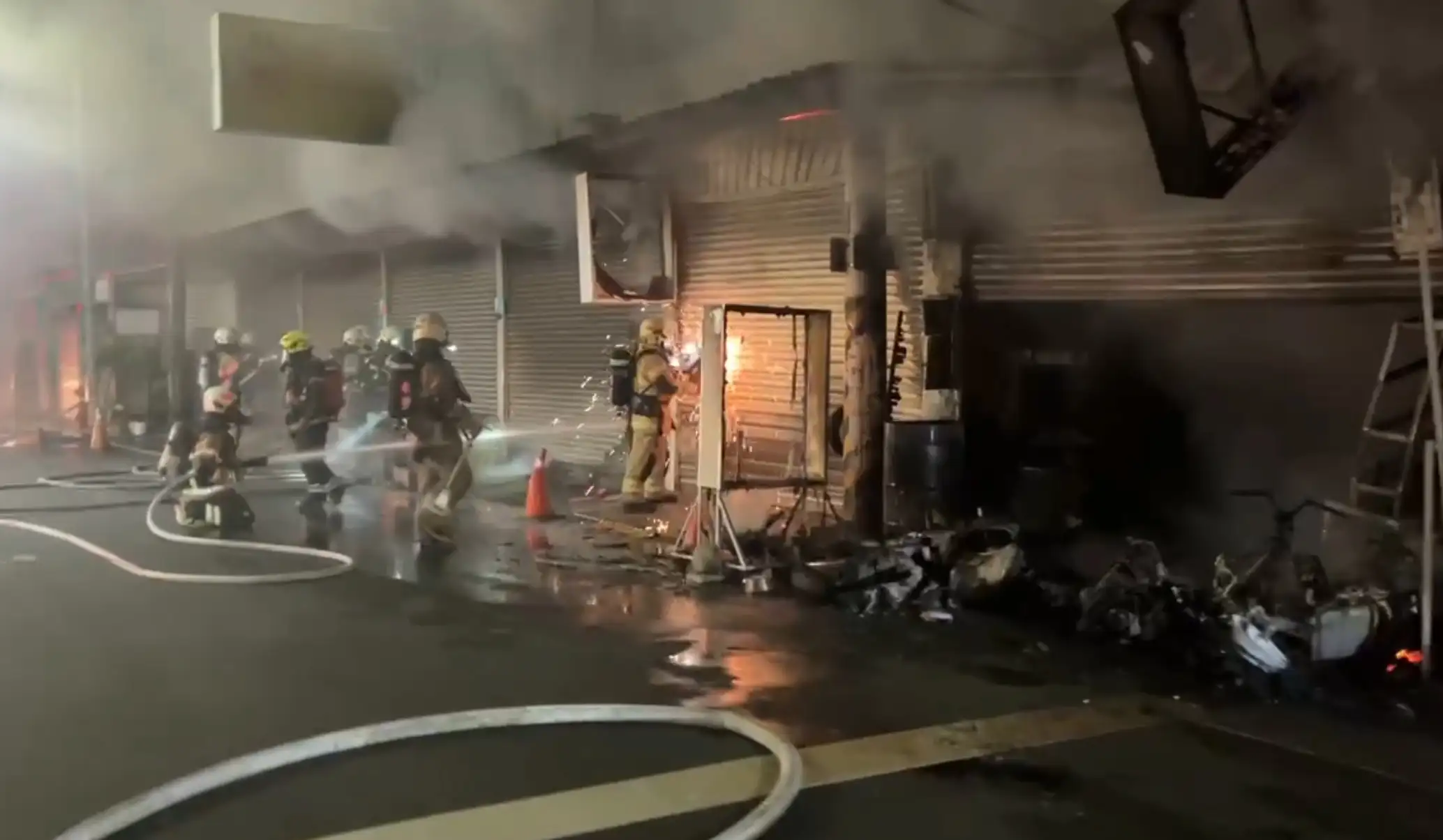 台南市永康區二王路發生連棟鐵皮屋火警，火勢延燒8戶，一對夫妻不幸命喪火窟。（記者張振興翻攝）