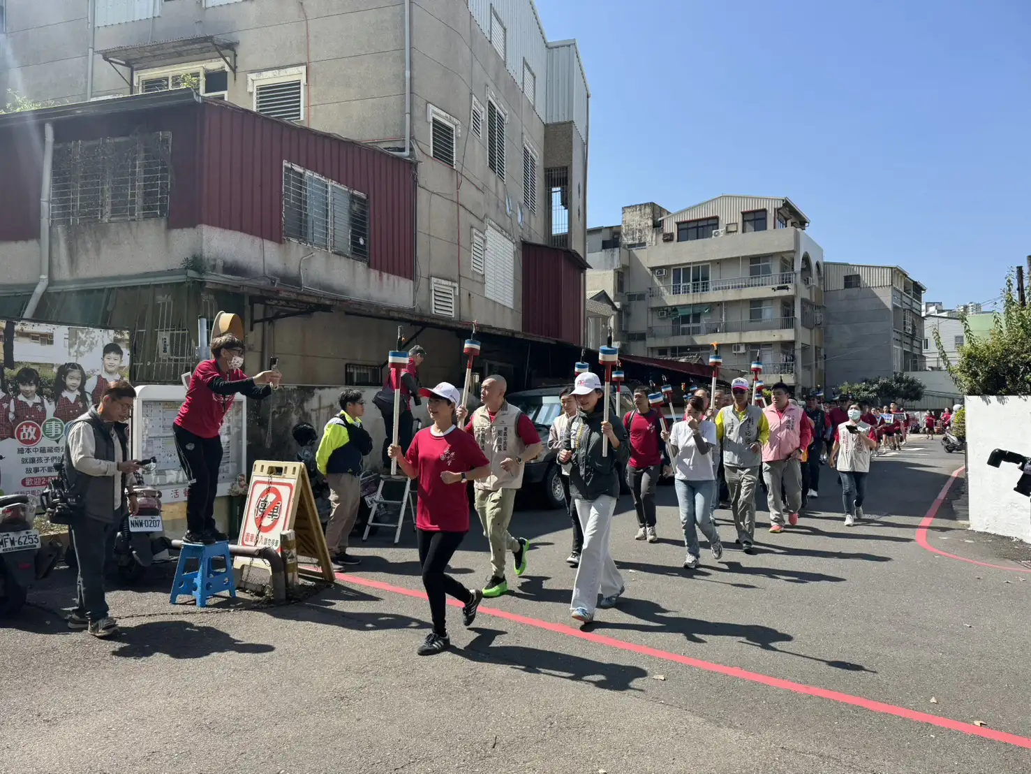 長榮中學140週年校慶聖火傳遞活動中，聖火由立法委員陳亭妃帶領市議員曾之婕及東區14位里長與社區代表接力傳遞，抵達長榮中學舊大門，象徵教育精神薪火相傳。(記者張振興攝)