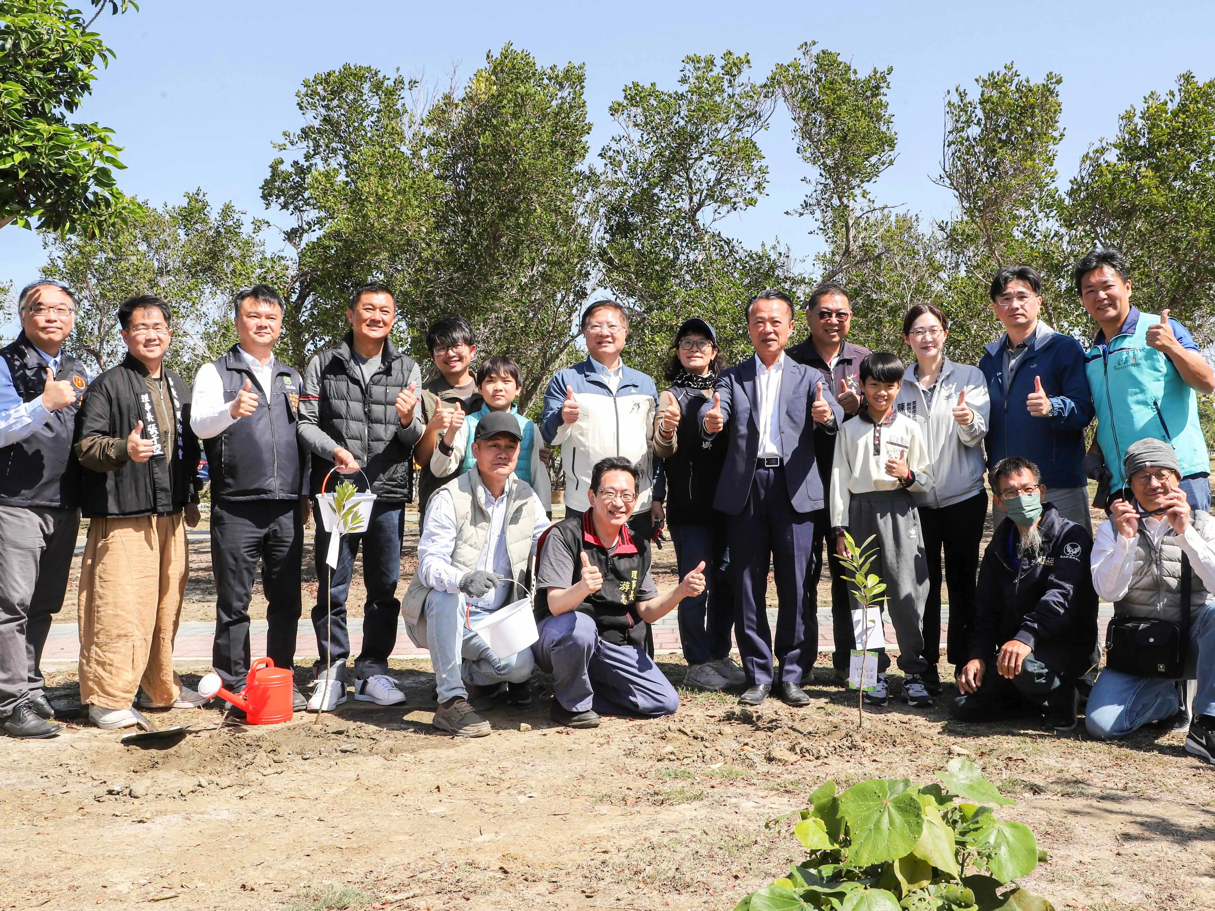 嘉義縣長翁章梁、雲嘉南管理處及地方民代與師生於布袋高跟鞋教堂園區植樹節活動後合影，象徵共同守護濱海生態環境。(圖/交通部觀光署提供)