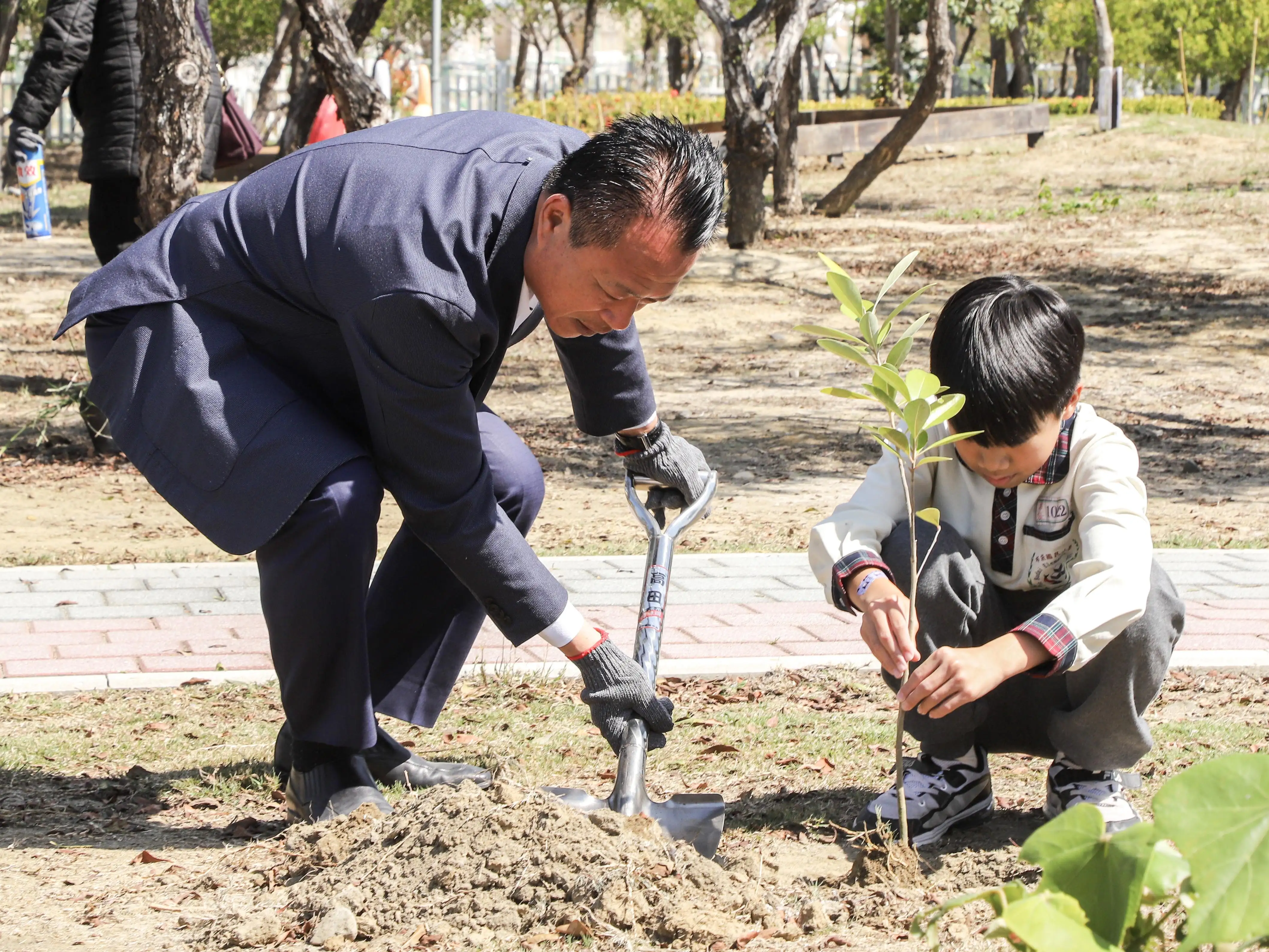 嘉義縣長翁章梁與布袋國小學生一起種下樹苗，透過實際行動推廣植樹綠化與環境保護理念。(圖/交通部觀光署提供)