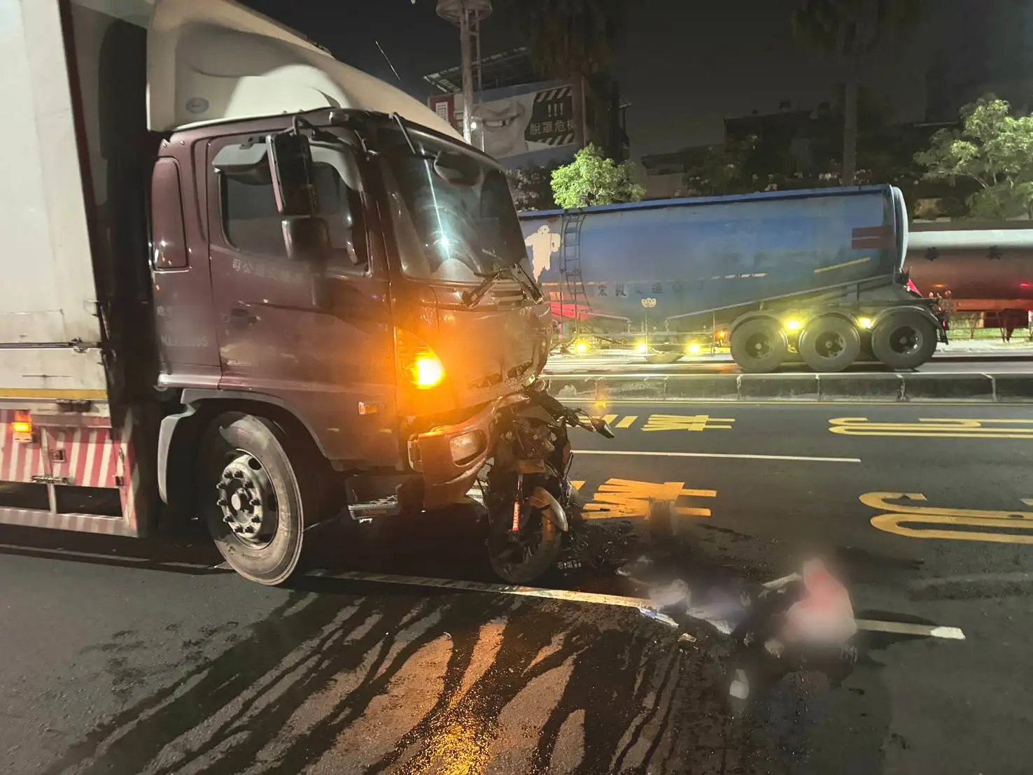 高雄市小港區漢民路與沿海路口機車騎士疑闖紅燈與大貨車發生碰撞，騎士送醫搶救仍宣告不治，警方已到場處理並釐清事故原因。(圖/小港分局提供)