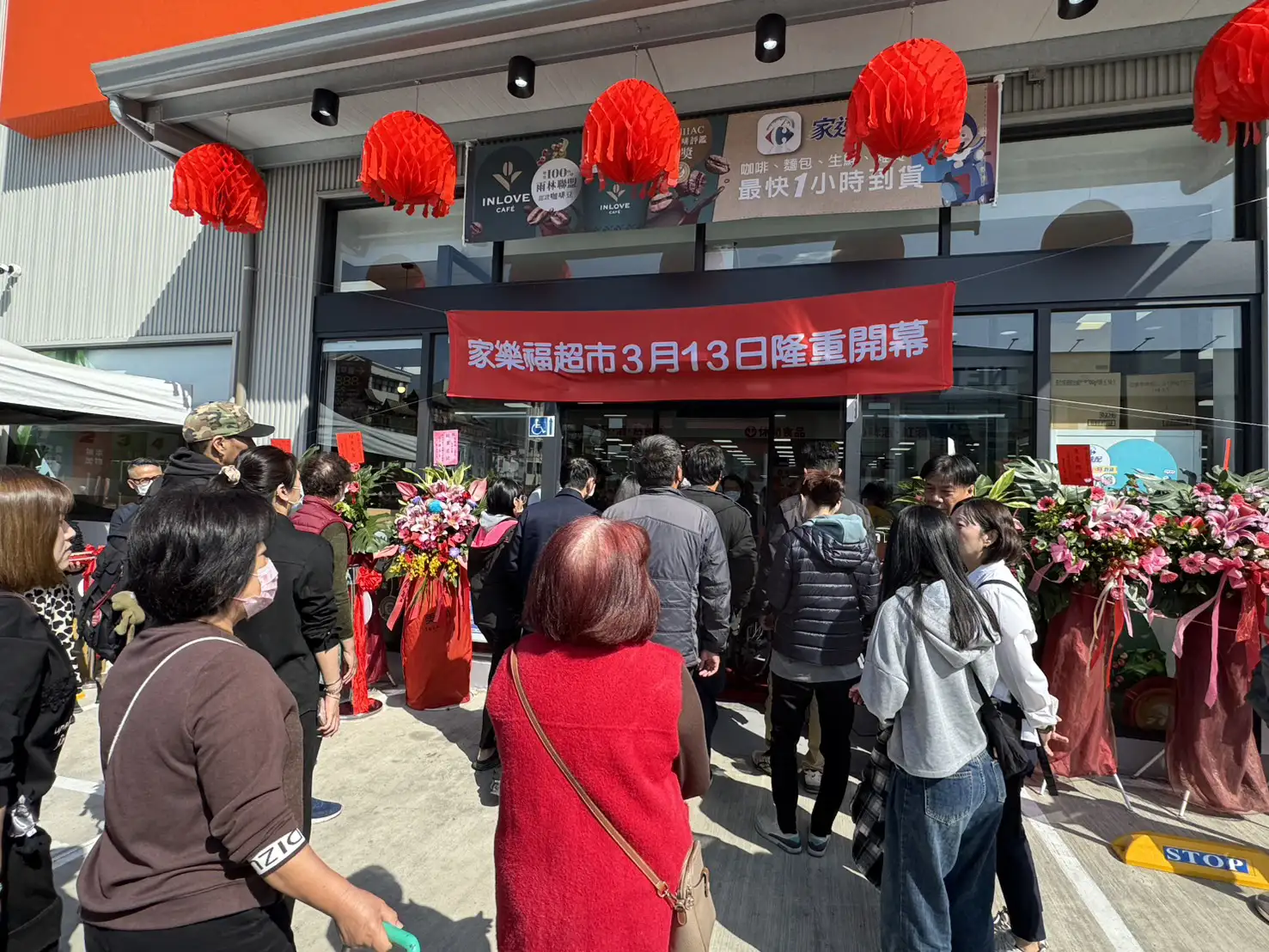 家樂福超市台南文賢店開幕首日吸引大批民眾前來購物。(記者張振興攝)