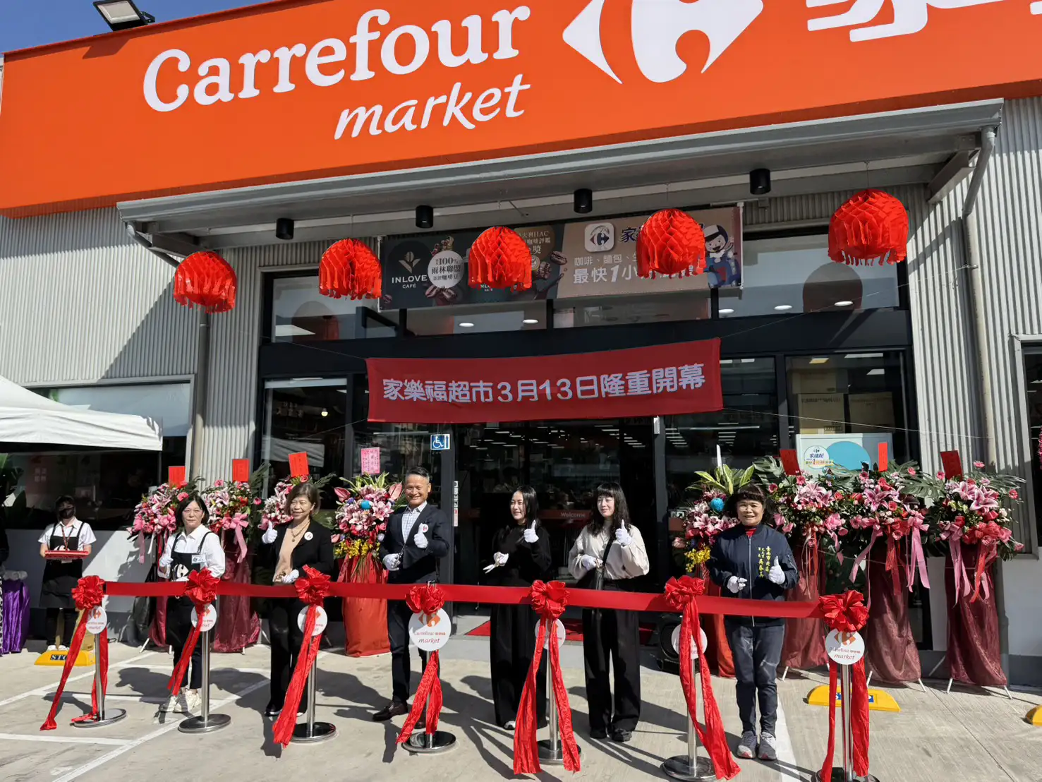 家樂福超市台南文賢店13日盛大開幕，打造南部最大複合型家樂福超市，為台南北區增添全新購物與生活機能。(記者張振興攝)