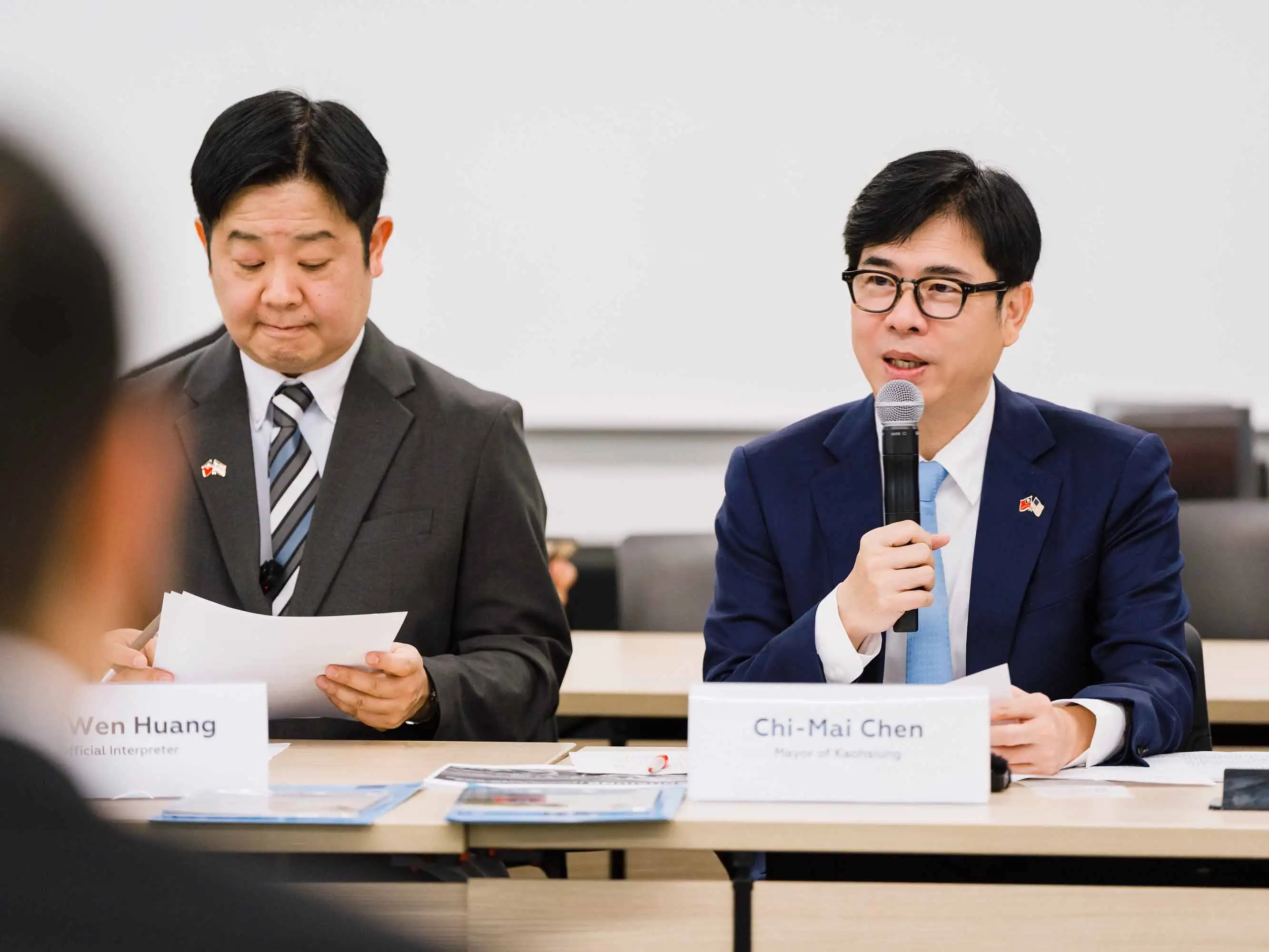 市長陳其邁於美國時間十二日率領市府團隊偕同熊本縣訪團拜會亞利桑那州商務廳總裁珊卓·華森，並出席產業圓桌論壇，與當地產官學界代表深入交流台美日三方產業發展歷程、未來展望及合作契機。（圖/高雄市府提供）