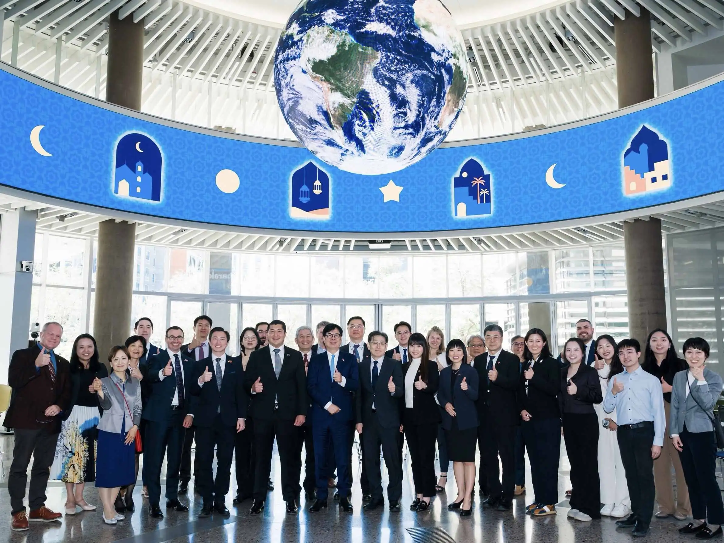 市長陳其邁於美國時間十二日率領市府團隊偕同熊本縣訪團拜會亞利桑那州商務廳總裁珊卓·華森，並出席產業圓桌論壇，與當地產官學界代表深入交流台美日三方產業發展歷程、未來展望及合作契機。（圖/高雄市府提供）