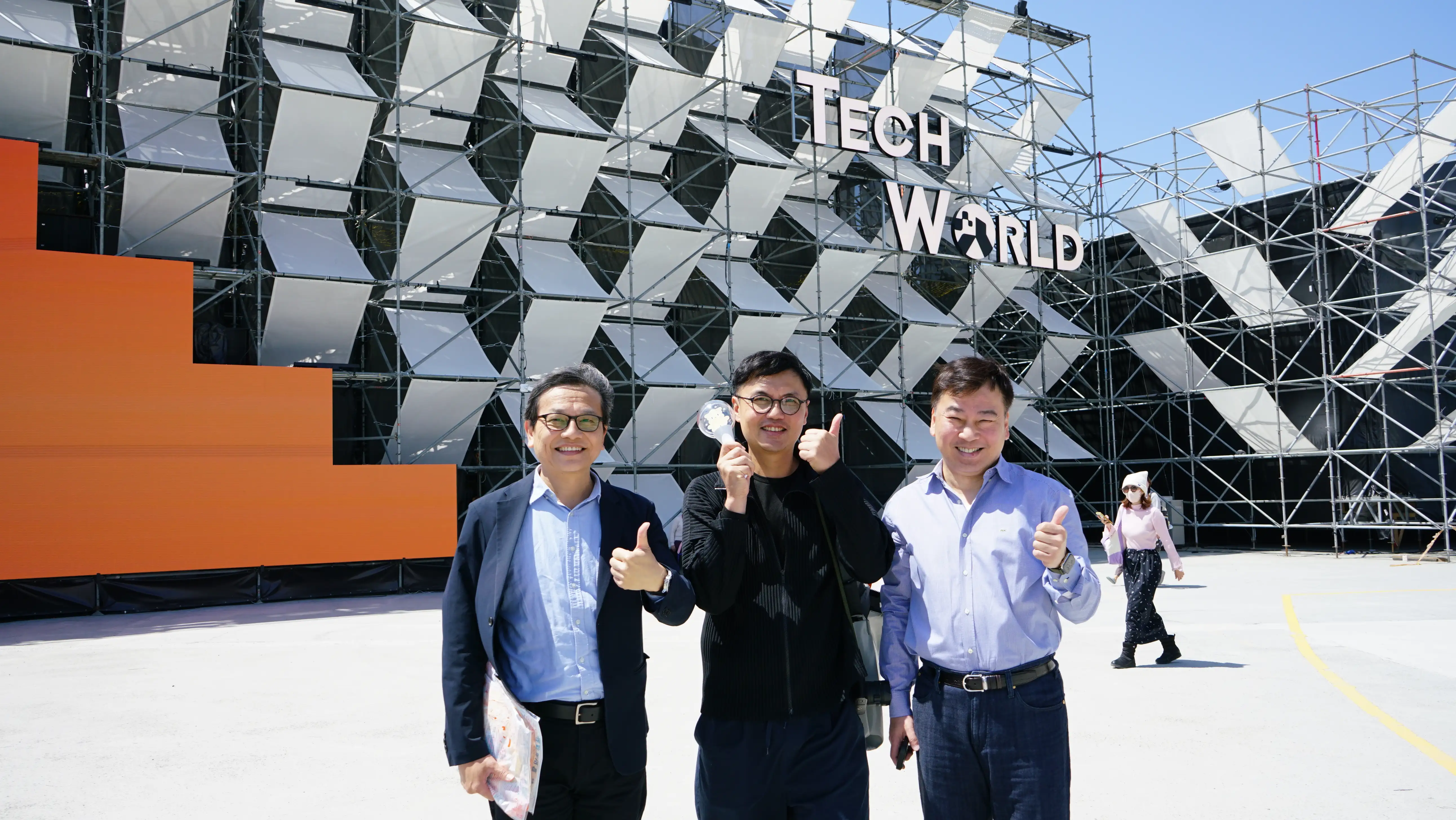 劉耕名講座教授（中）帶領崑大師生校外教學，校長李天祥（右）與副校長鐘俊顏（左）皆到場支持與旁聽(圖/崑山科技大學提供)