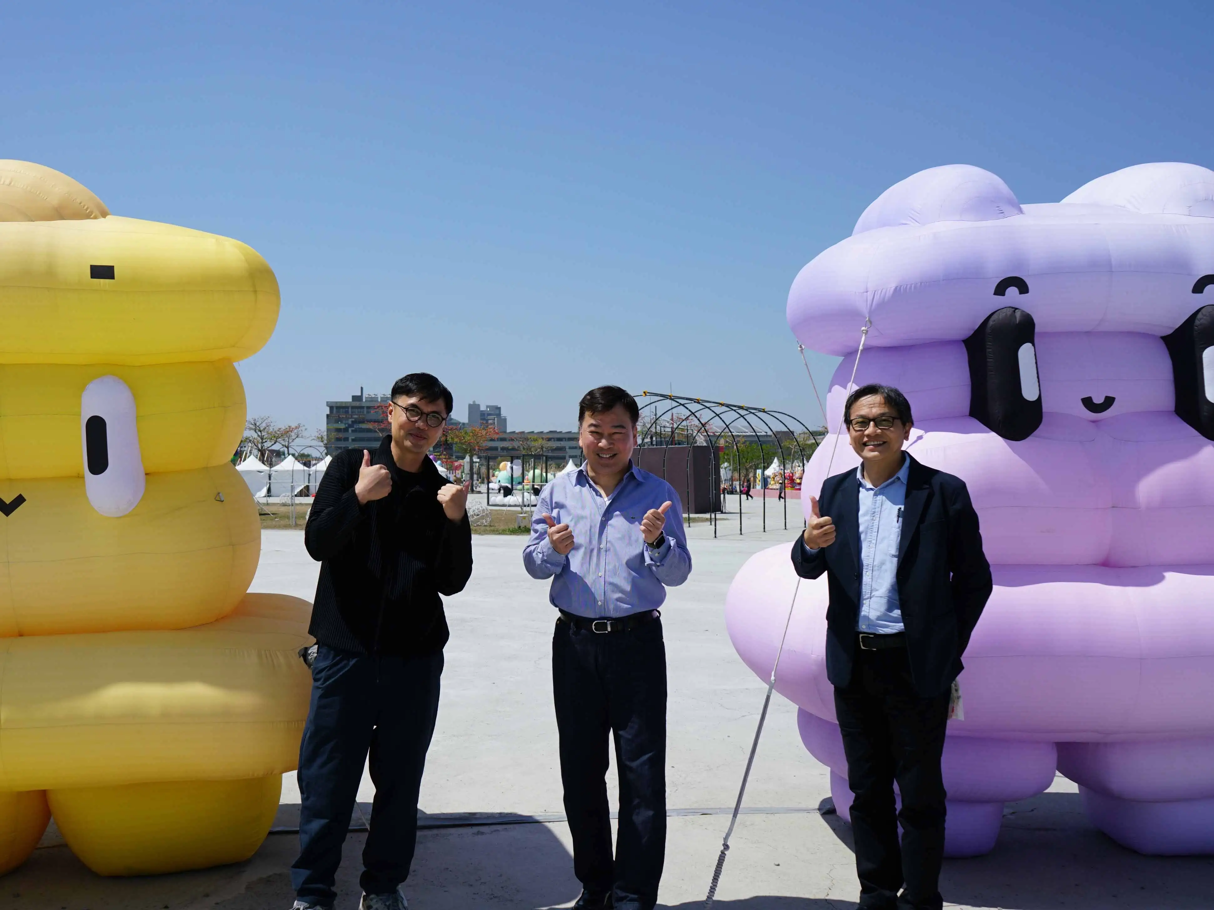 .劉耕名講座教授（左）親自為嘉義燈會設計「嘉義」字體，李天祥校長（中）與鐘俊顏副校長（右）前往燈會現場參觀(圖/崑山科技大學提供)