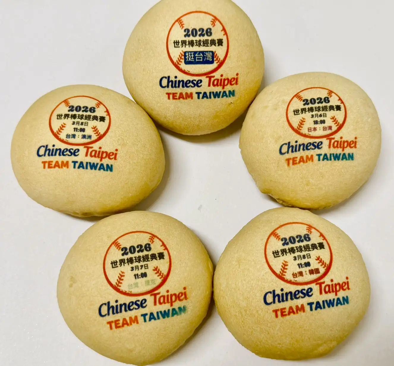 舊來發餅舖將2026世界棒球經典賽賽程印製在椪餅上，以創意糕餅為台灣隊加油打氣。(圖/台南市觀旅局提供)