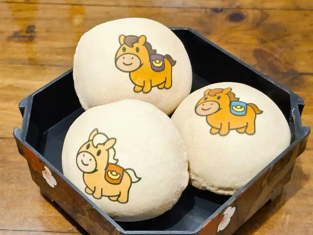 舊來發餅舖一顆椪餅「凸」全臺，馬年推出的「好運馬來」黑糖椪餅，每一顆色彩不同，可愛討喜。（圖/台南市觀旅局提供)