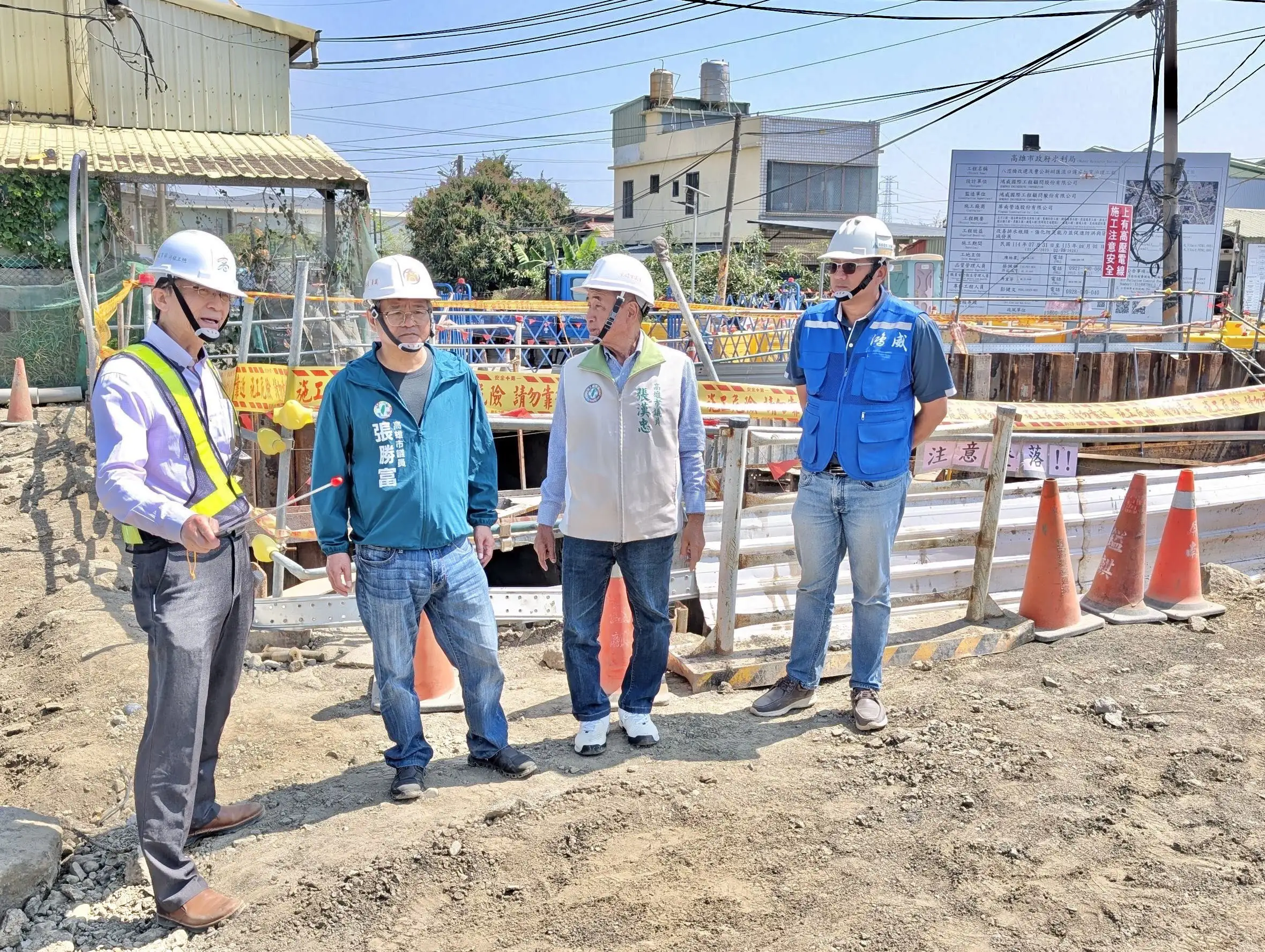 議會農林委員會實地考察鳳山區與仁武區，了解大東公園橫跨鳳山溪人行景觀橋工程及八涳橋改建暨曹公新圳匯流口護岸拓寬治理工程施工進度與防洪治理成效。（圖/高雄市議會提供）