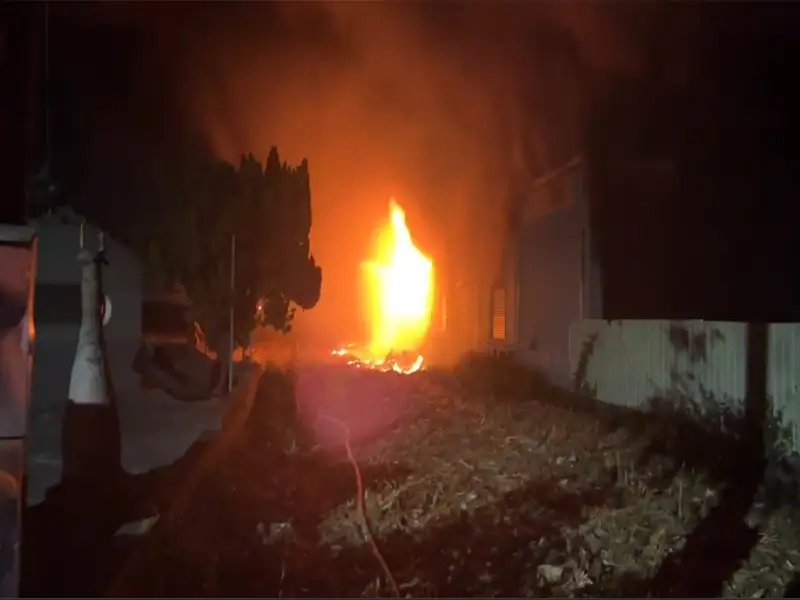 台南將軍區13日晚間發生花盆工廠大火，火勢延燒兩廠房幸無人傷亡。(記者劉美祺翻攝)