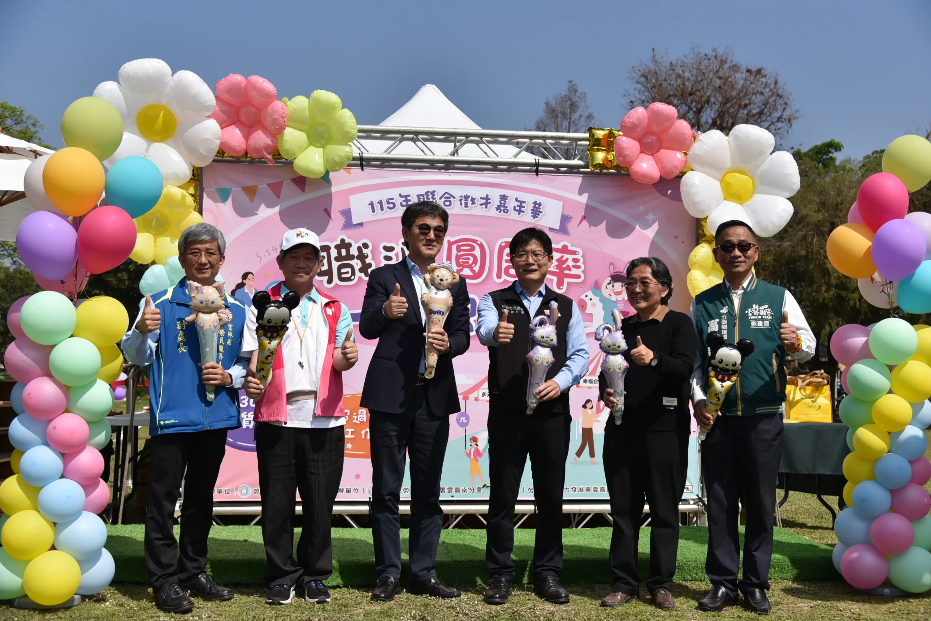 徵才活動包括立委劉建國(左三)雲嘉南分署長劉邦棟(右三)都到場勉勵求職者。(圖/雲嘉南分署提供)