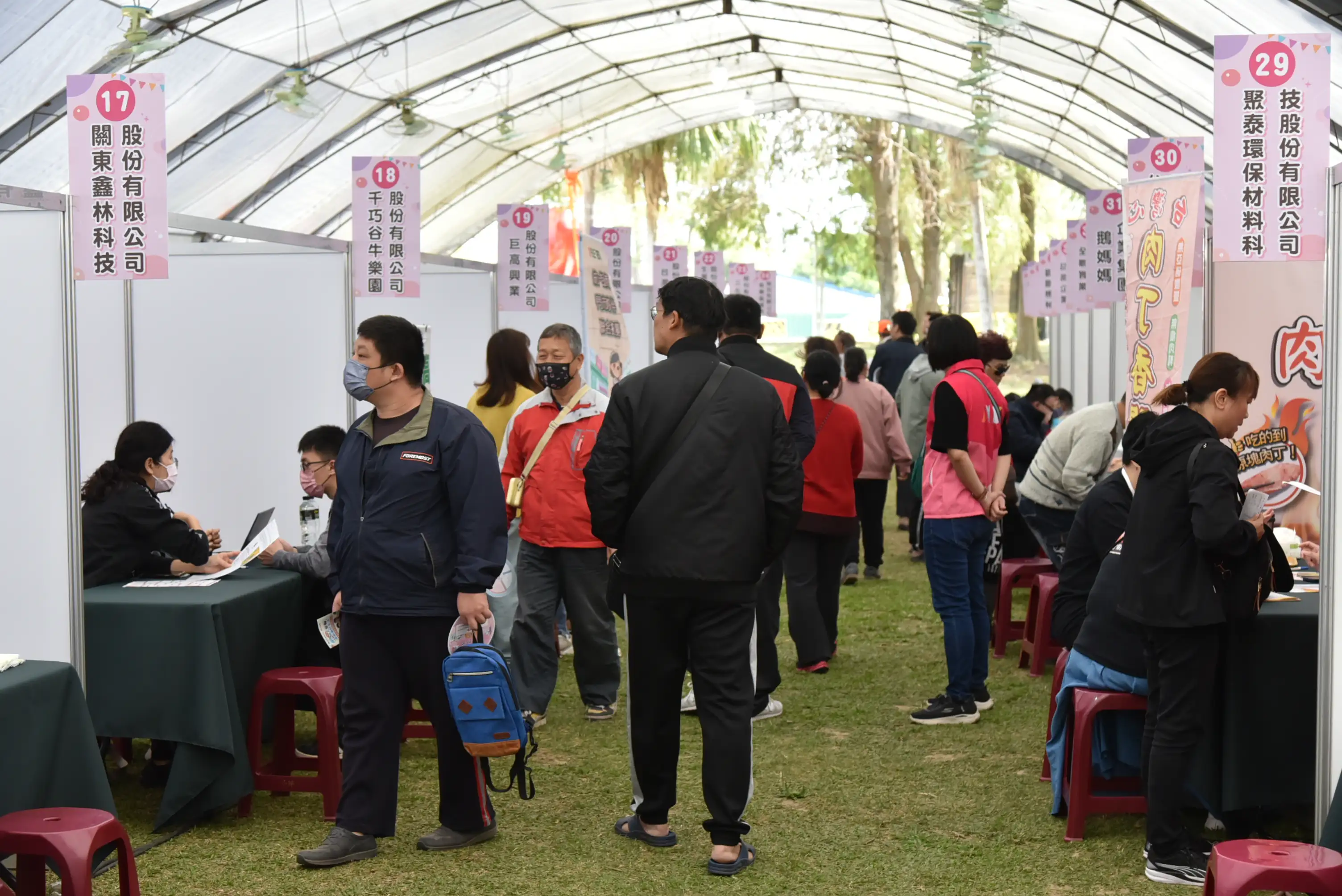 雲嘉南分署斗六就業中心在雲林古坑綠色隧道舉辦大型徵才活動，36家企業設攤釋出逾1,200個職缺，吸引不少求職民眾到場面談應徵。(圖/雲嘉南分署提供)