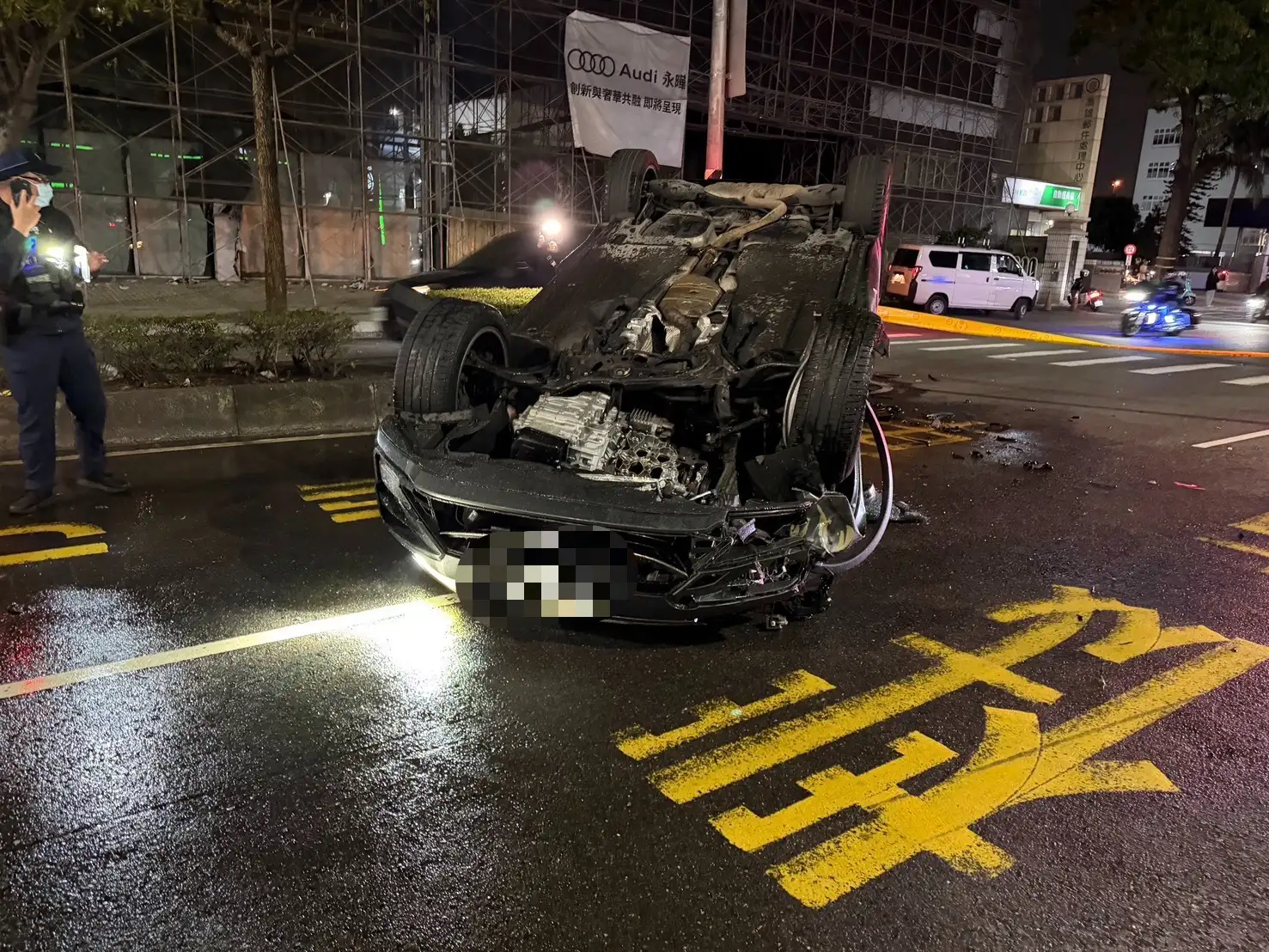 高雄左營區民族一路發生自小客車自撞分隔島翻覆事故，車輛倒扣在車道上並一度起火冒煙，警方調查發現駕駛涉酒駕肇事後離開現場。(圖/左營分局提供)