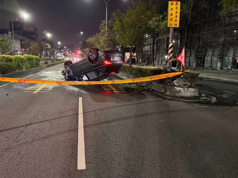 高雄左營自小客翻覆起火 酒駕男肇事逃逸被送辦