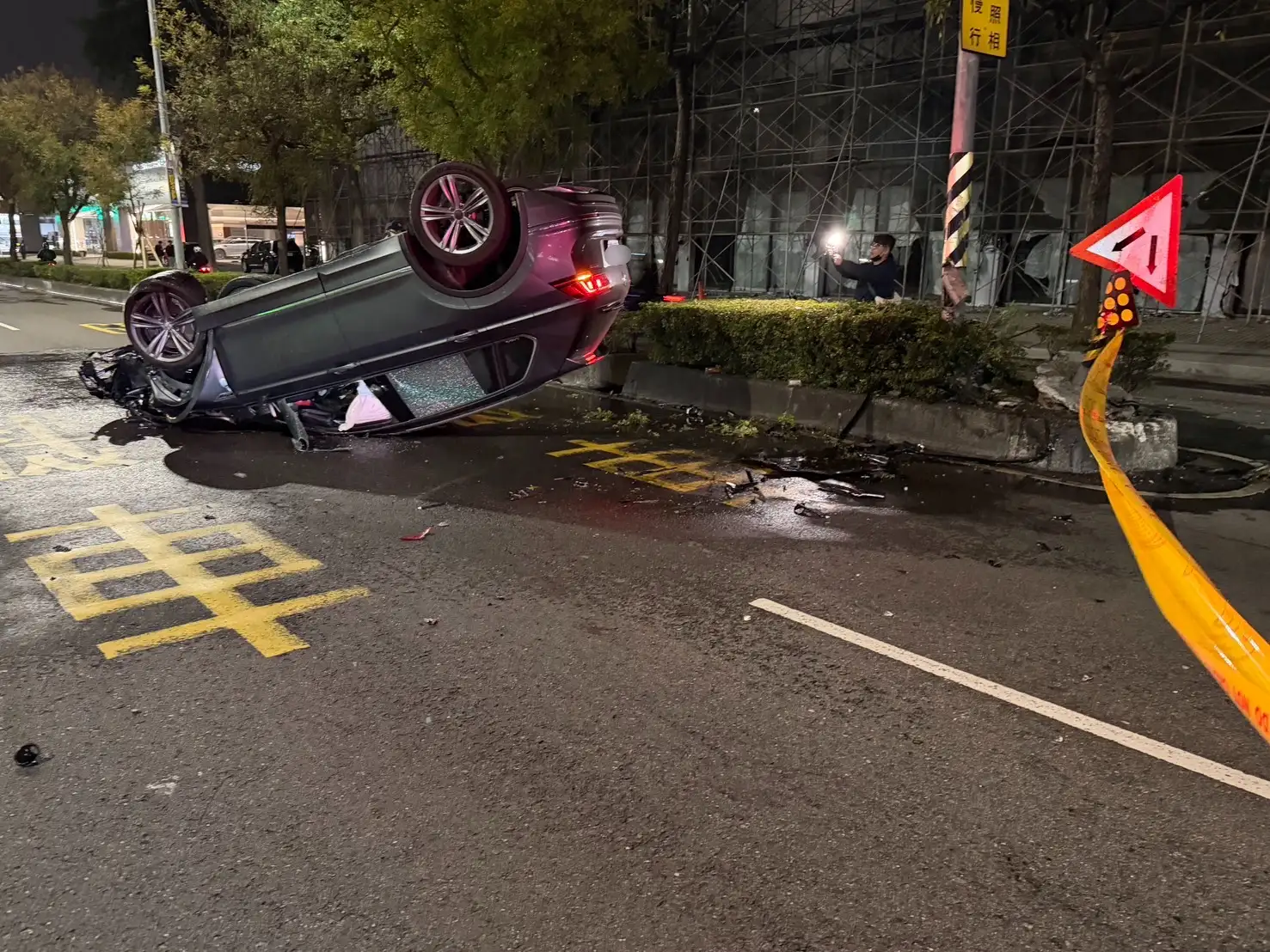 高雄左營區民族一路發生自小客車自撞分隔島翻覆事故，車輛倒扣在車道上並一度起火冒煙，警方調查發現駕駛涉酒駕肇事後離開現場。(圖/左營分局提供)