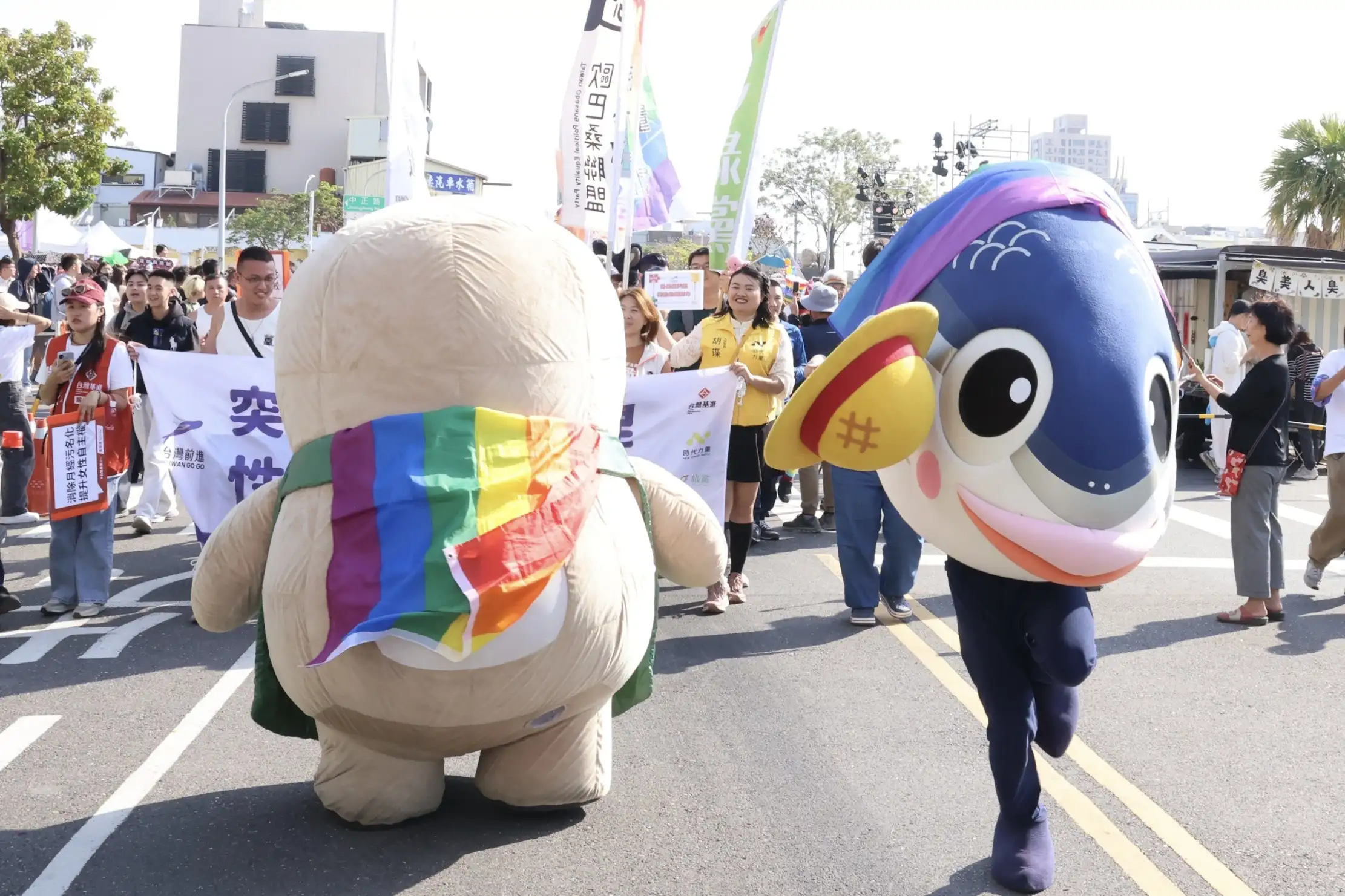 (圖說)超人氣吉祥物「魚頭君」與「菜奇鴨」在起點歡送遊行隊伍。圖/台南市政府提供