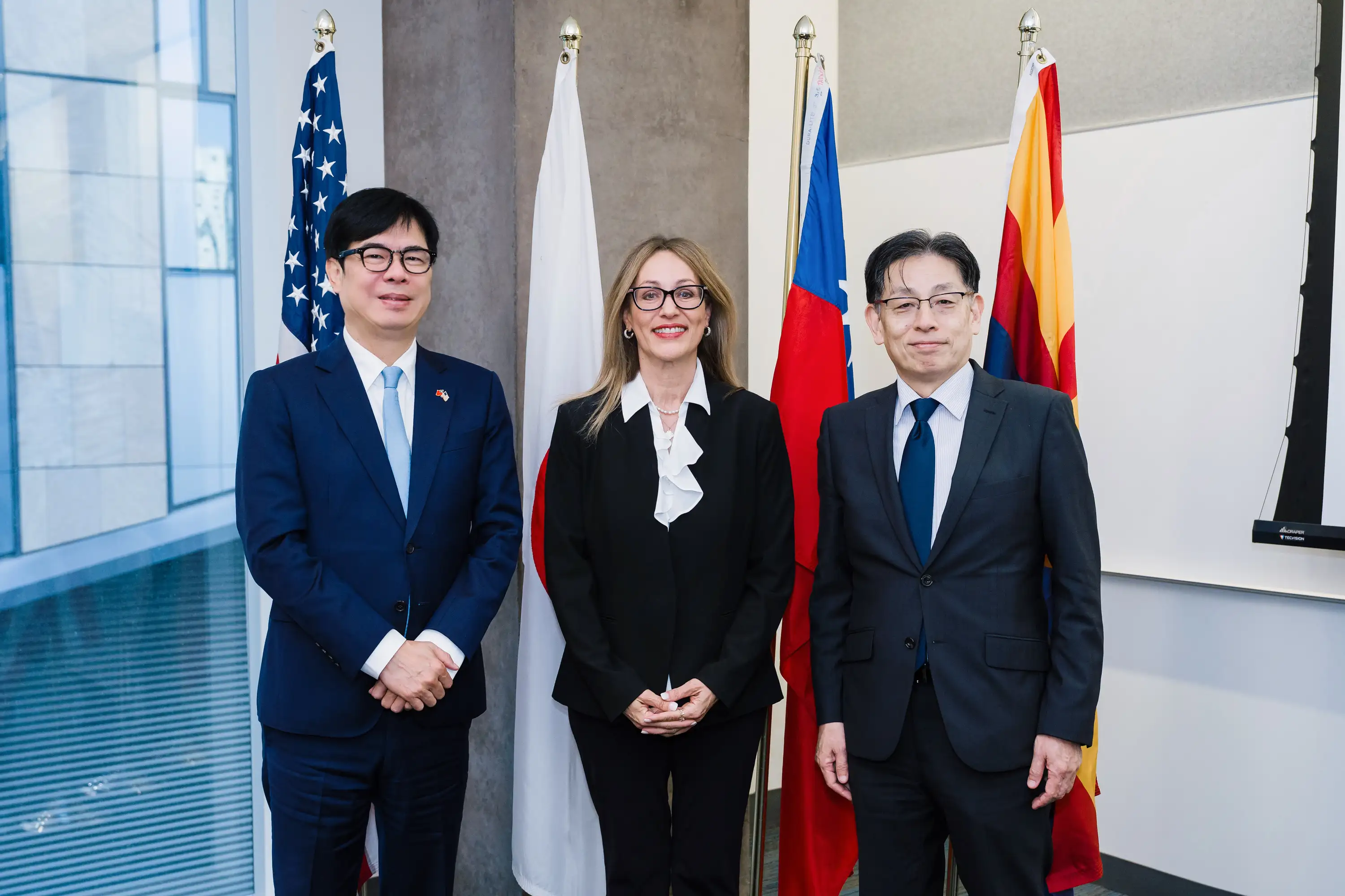 市長陳其邁率團拜會亞利桑那州政府，與亞利桑那州長凱蒂•霍布斯進行會晤，並與亞利桑那州、日本熊本縣共同簽署三方經濟交流促進備忘錄。（圖/高雄市政府提供）