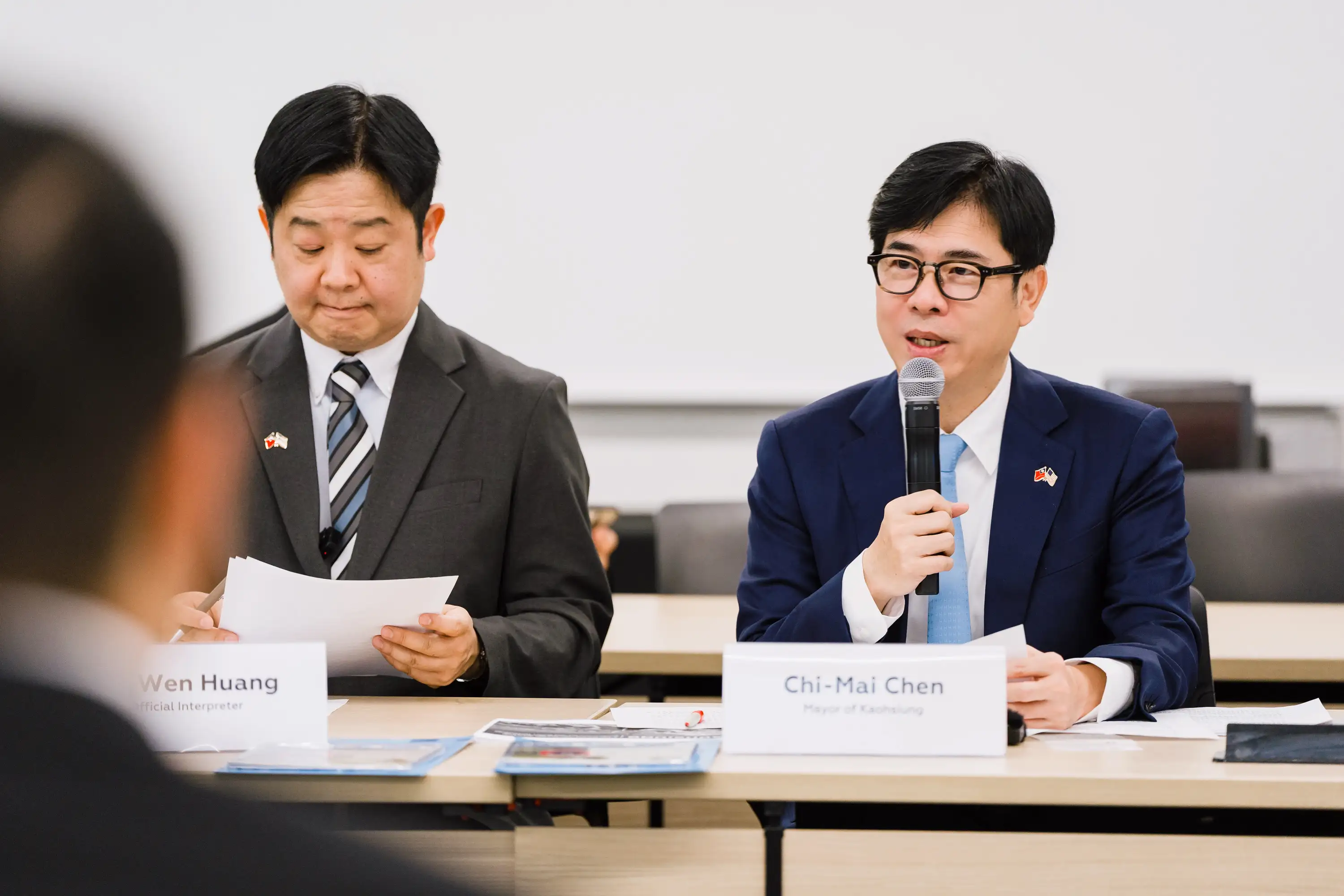 市長陳其邁率團拜會亞利桑那州政府，與亞利桑那州長凱蒂•霍布斯進行會晤，並與亞利桑那州、日本熊本縣共同簽署三方經濟交流促進備忘錄。（圖/高雄市政府提供）