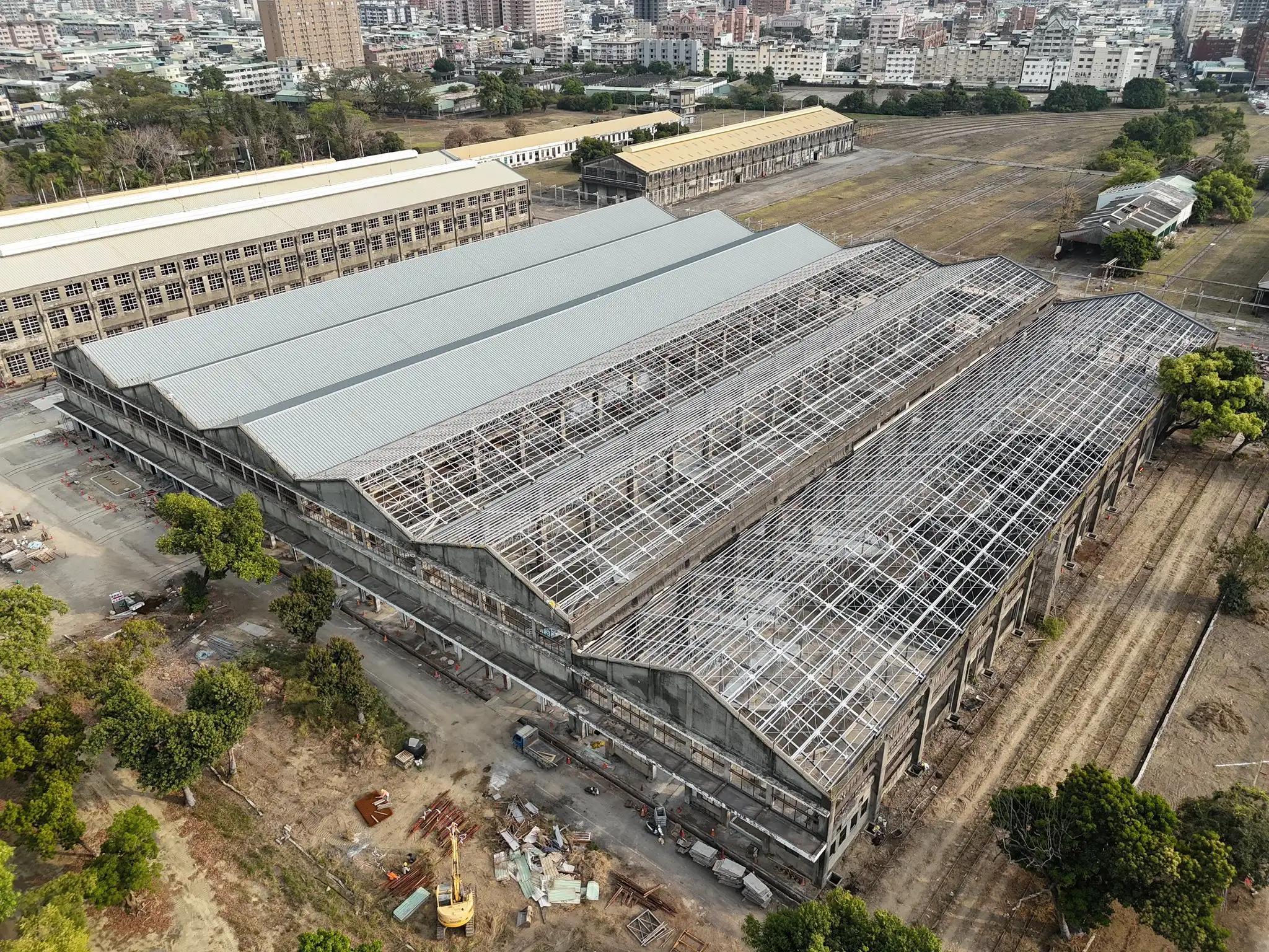 高雄市議員郭建盟表示，高雄台鐵貨車工場將變身親子樂園，高雄首座半室內遊樂園預計今年6月底完工，並趕在暑假期間提供市民朋友使用。（圖/郭建盟提供）