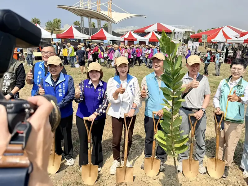 柯志恩響應植樹活動　林園中芸漁港公園手植樹苗推廣永續