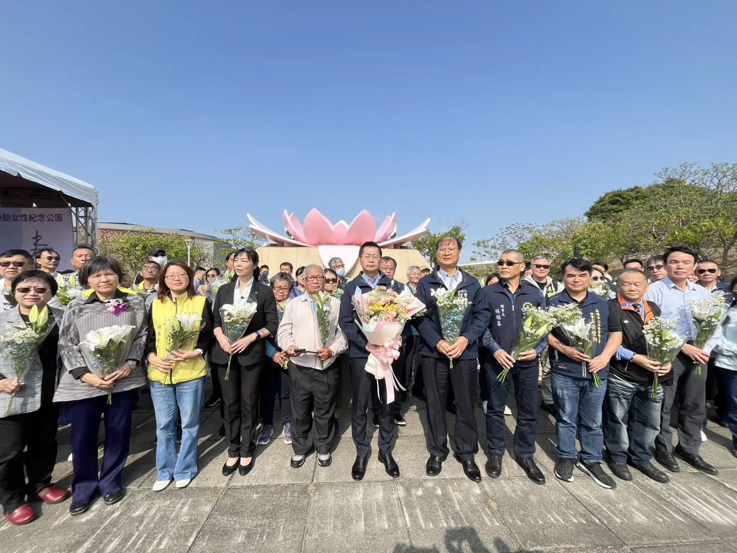 春祭活動中，郭添貴秘書長、蔡麗玲監事與勞工局長江健興及家屬代表在旗津紀念碑前獻花致意，追思「高中六號」事件罹難者。（圖/高雄市政府提供）