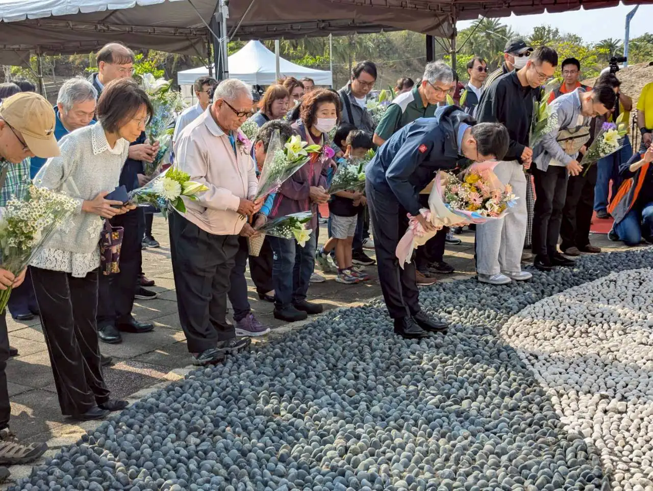 春祭活動中，郭添貴秘書長、蔡麗玲監事與勞工局長江健興及家屬代表在旗津紀念碑前獻花致意，追思「高中六號」事件罹難者。（圖/高雄市政府提供）