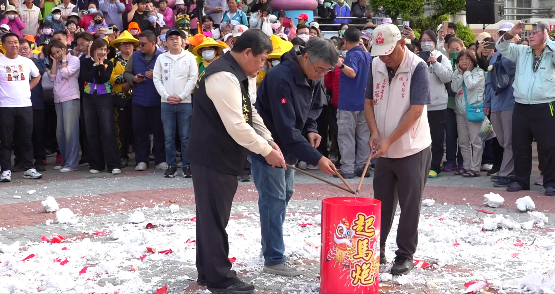 高雄市旗山天后宮舉辦媽祖文化節活動，高雄市副市長李懷仁（中）與地方人士共同點燃「起駕炮」，祈求媽祖庇佑地方平安順遂。（圖/高雄市政府提供）